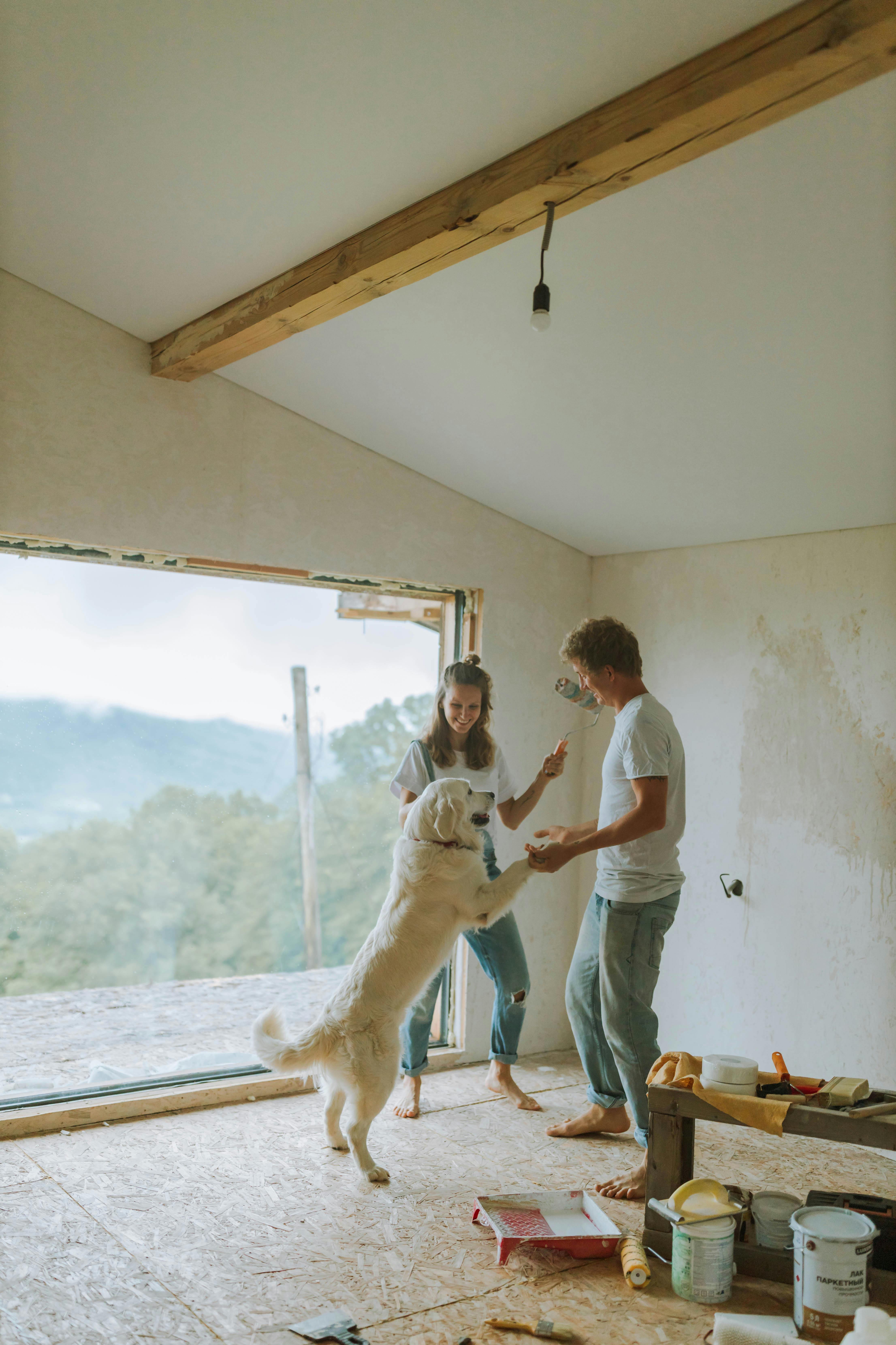A couple painting with their dog | Source: Pexels