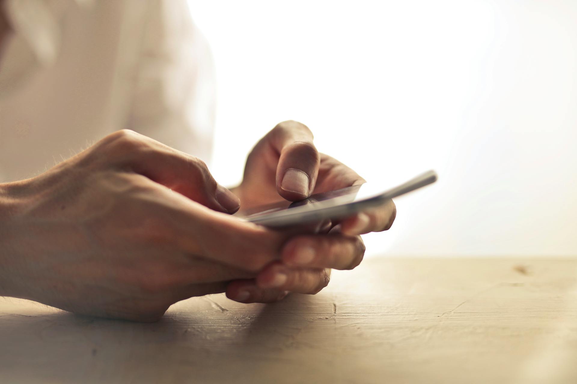 Close-up shot of a man using his smartphone | Source: Pexels