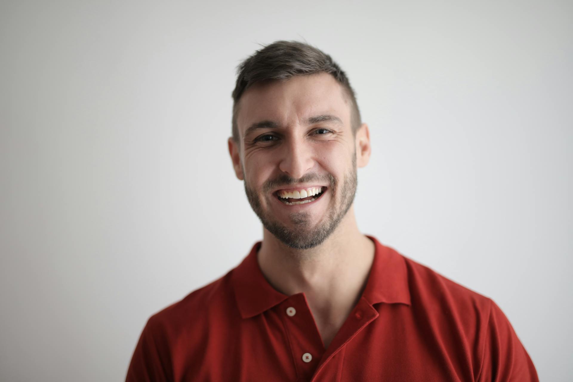 A man chuckling awkwardly | Source: Pexels