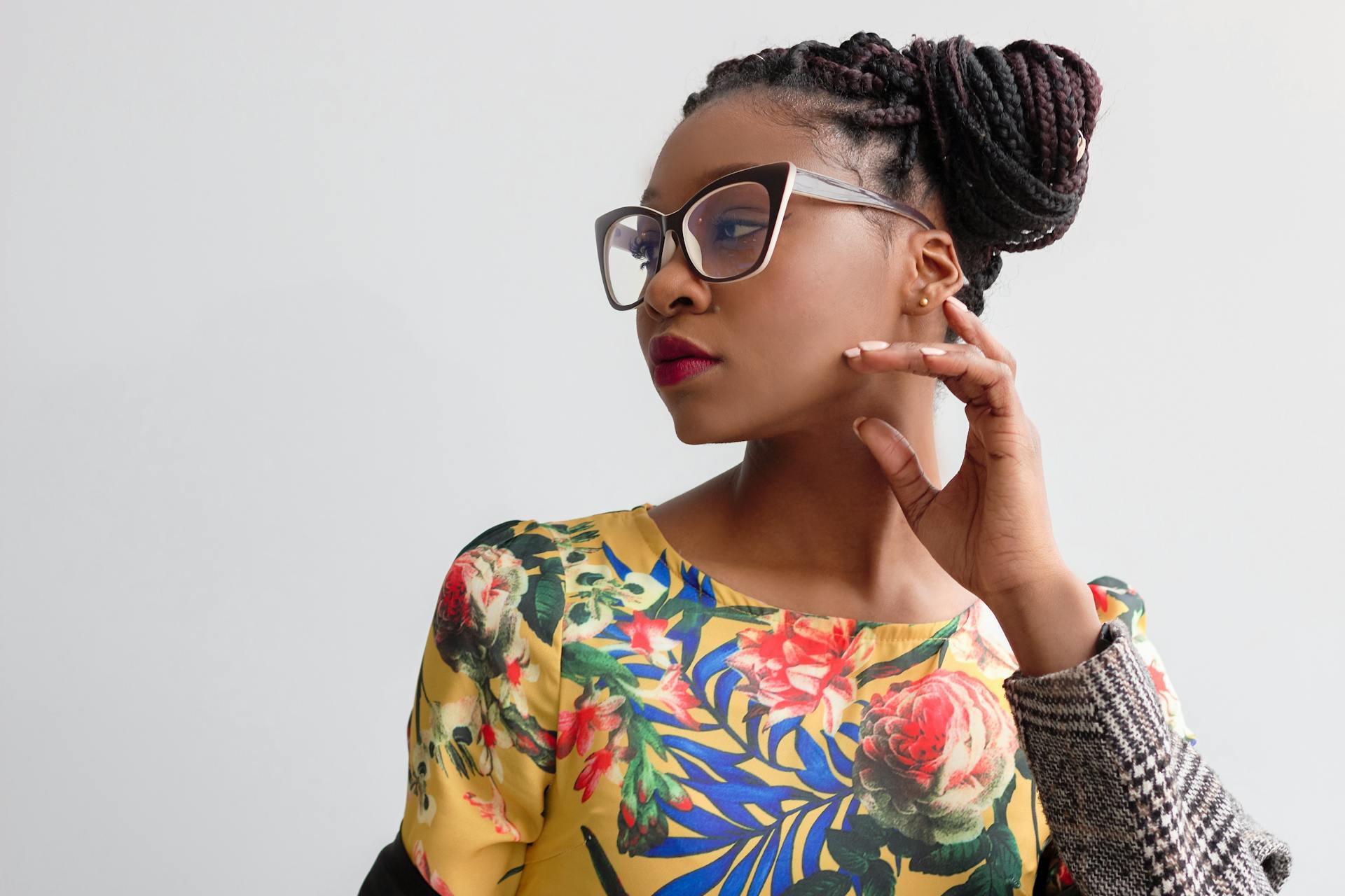 A woman glancing over her shoulder | Source: Pexels