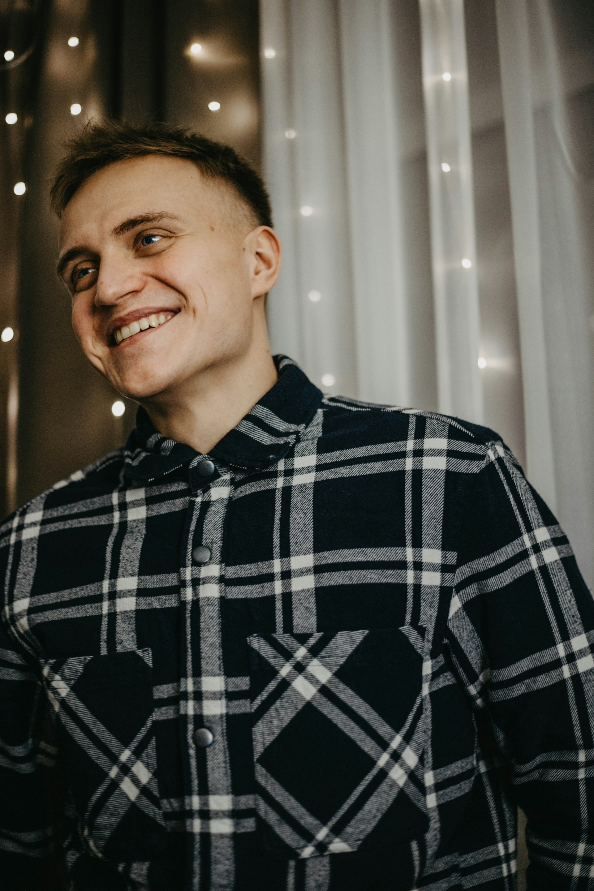 A man smiling at someone | Source: Unsplash