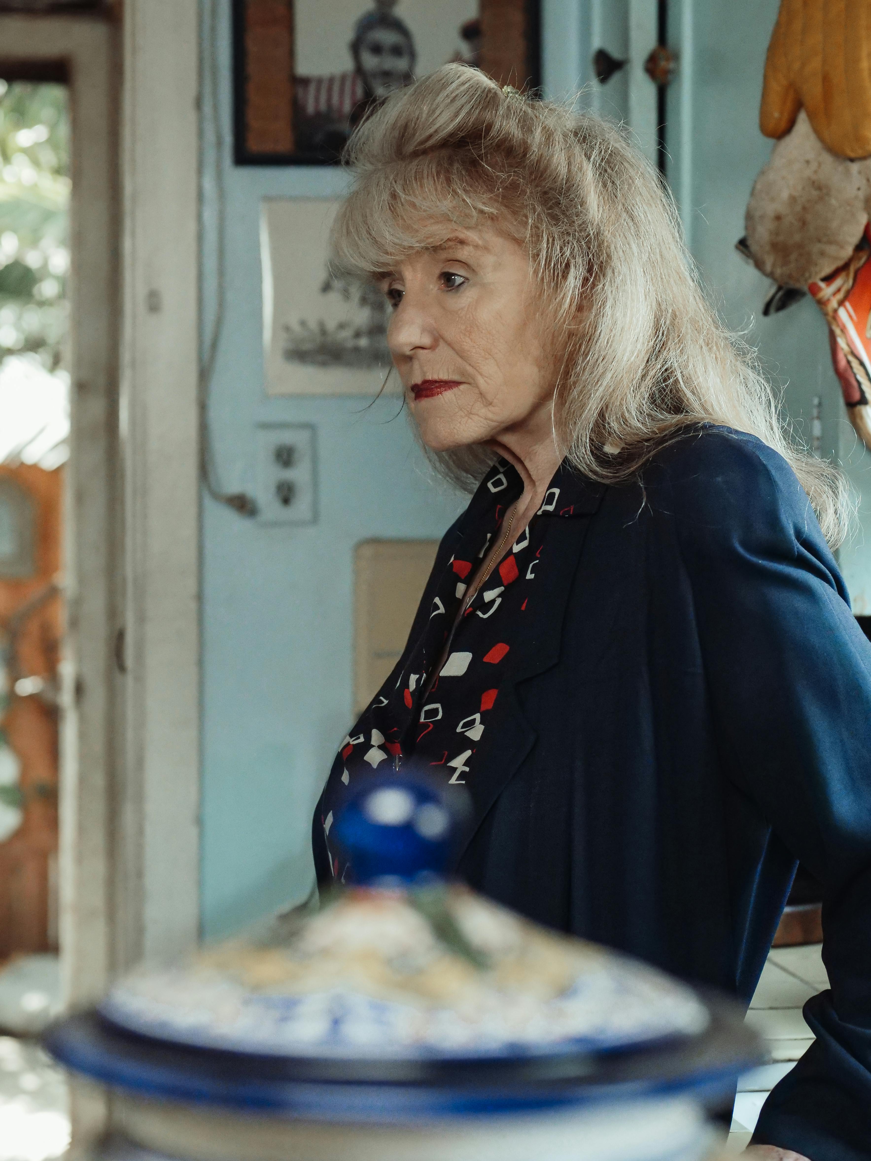 An older woman standing in a kitchen | Source: Pexels