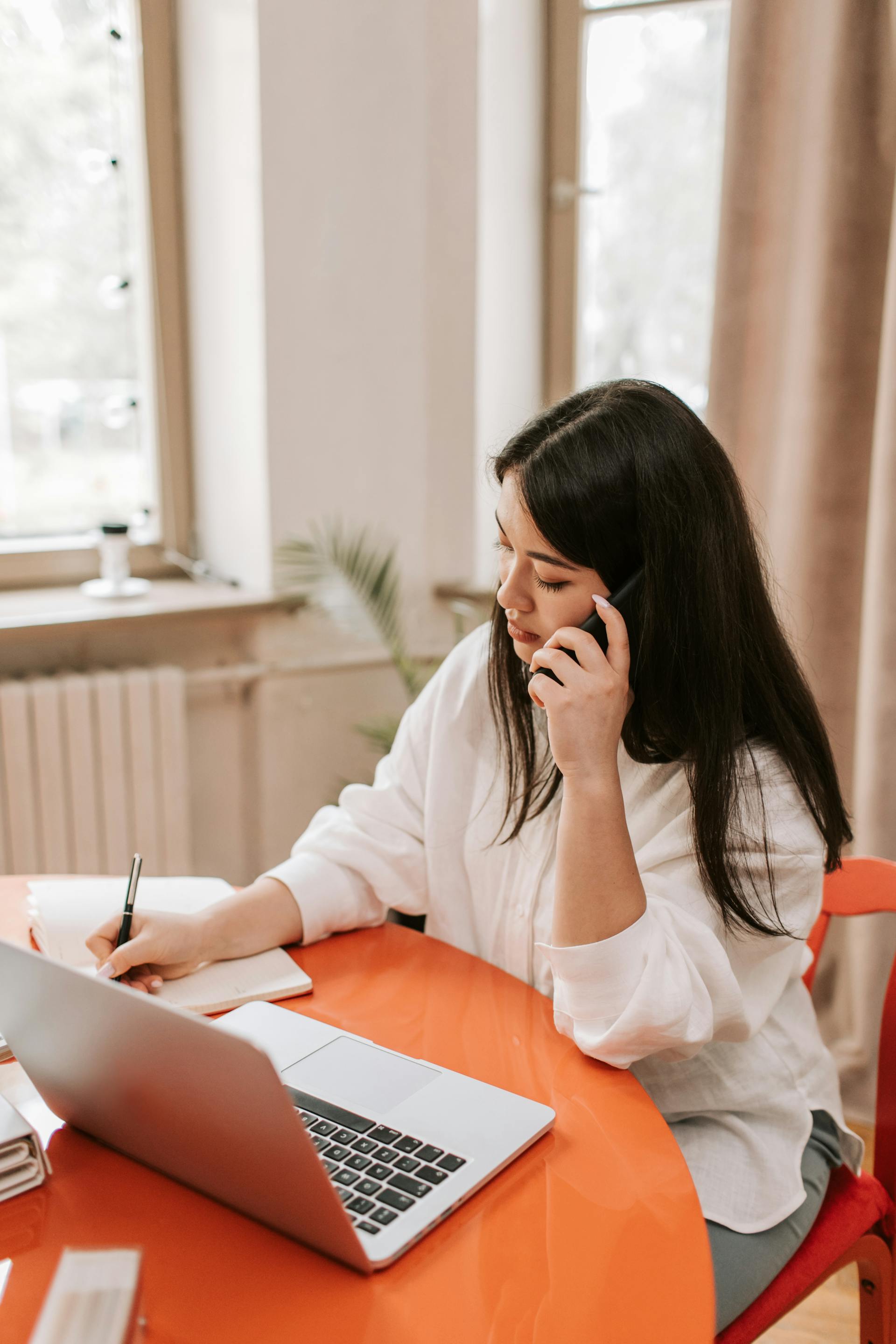 A woman speaking on her phone | Source: Pexels