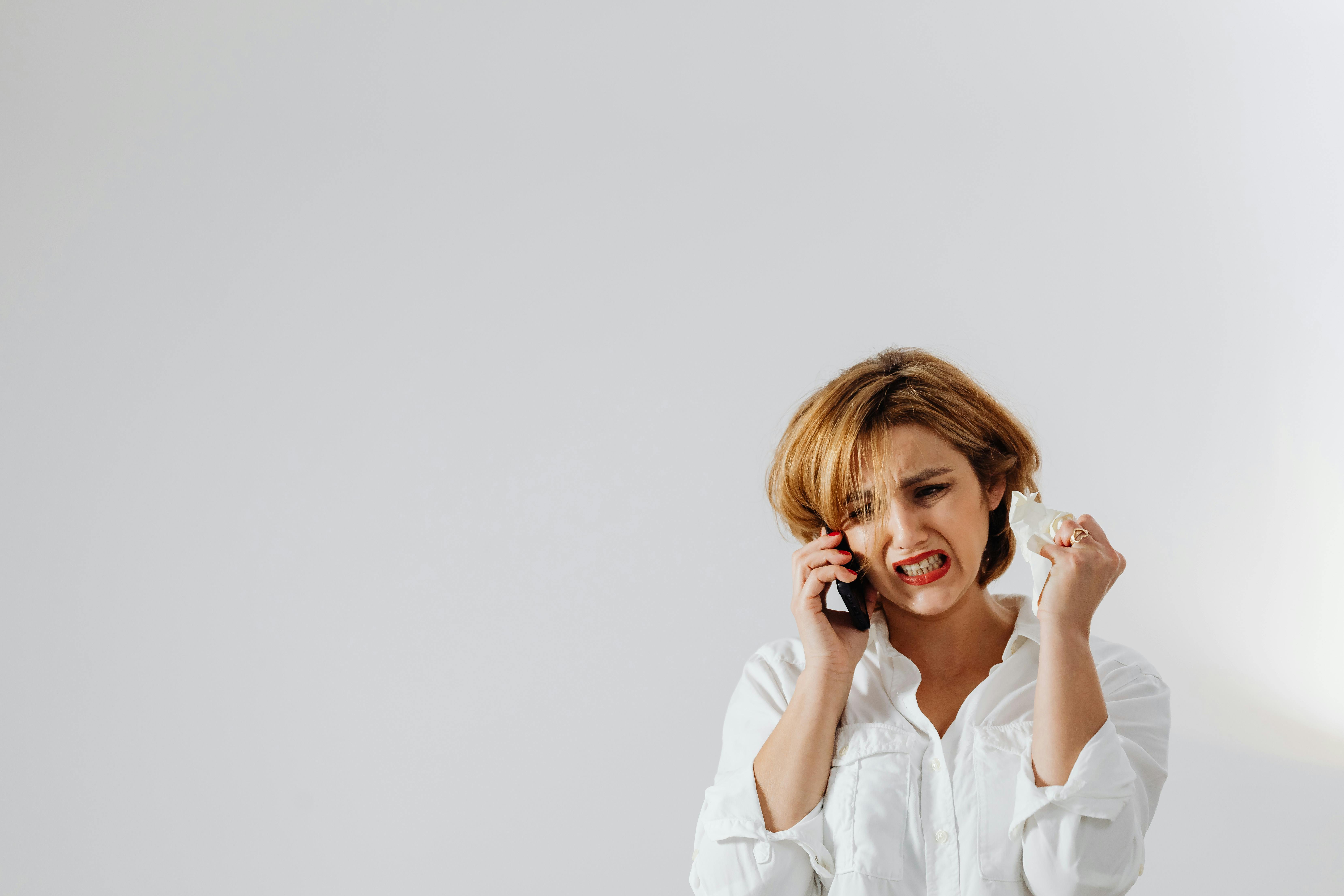 An upset woman talking on a phone | Source: Pexels