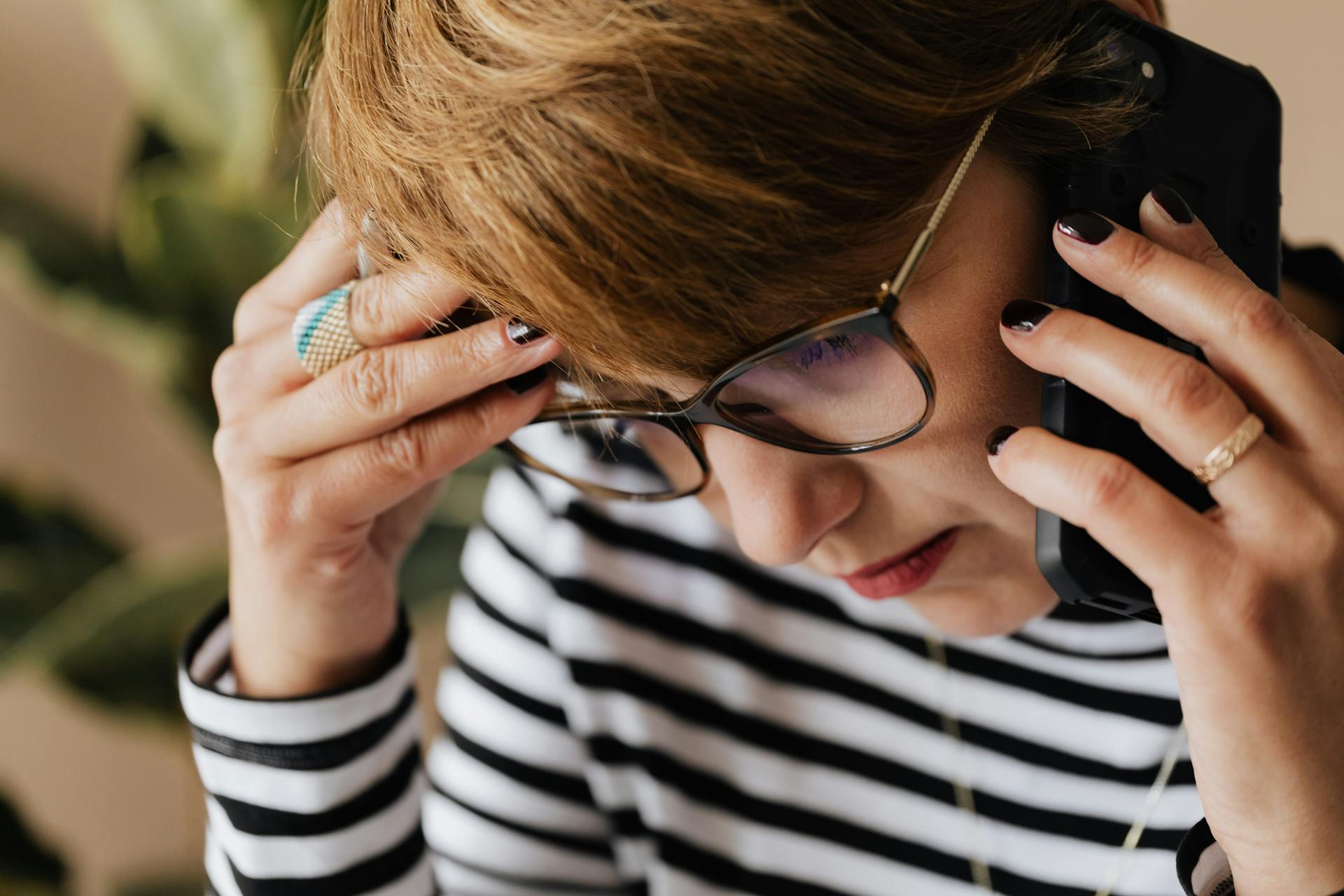 A woman making a phone call | Source: Pexels