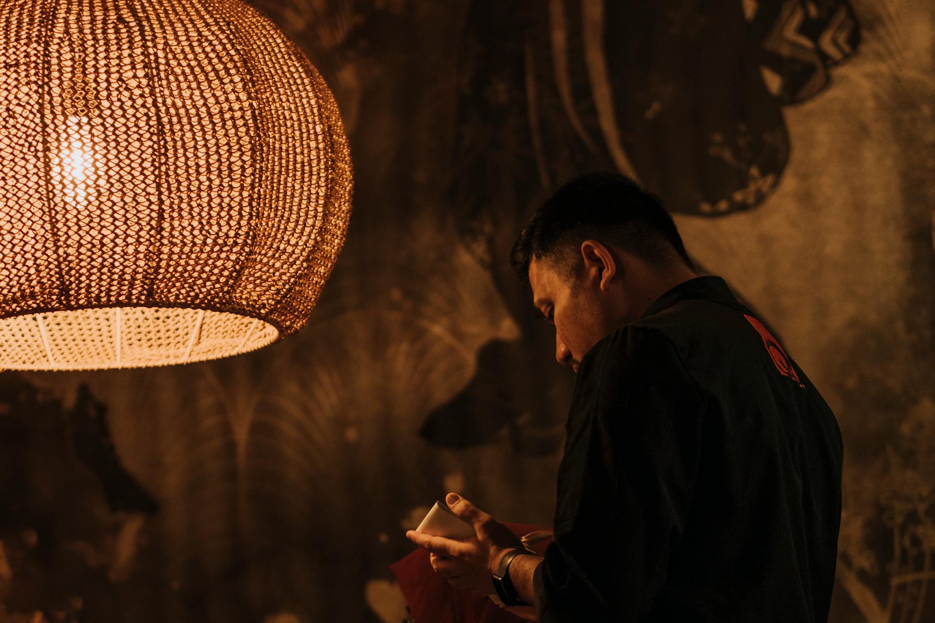 A waiter taking an order | Source: Pexels