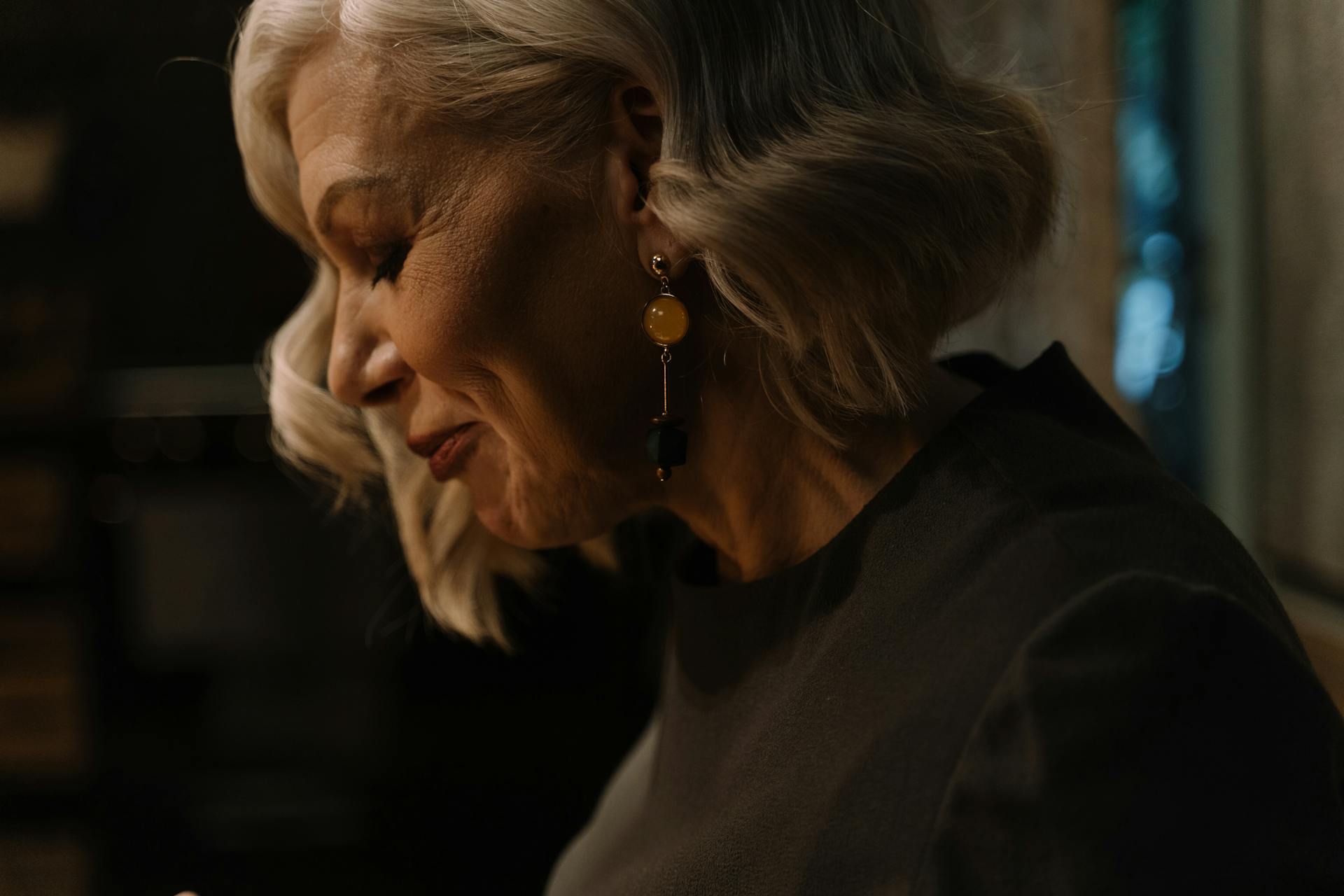 Profile view of a woman smiling | Source: Pexels