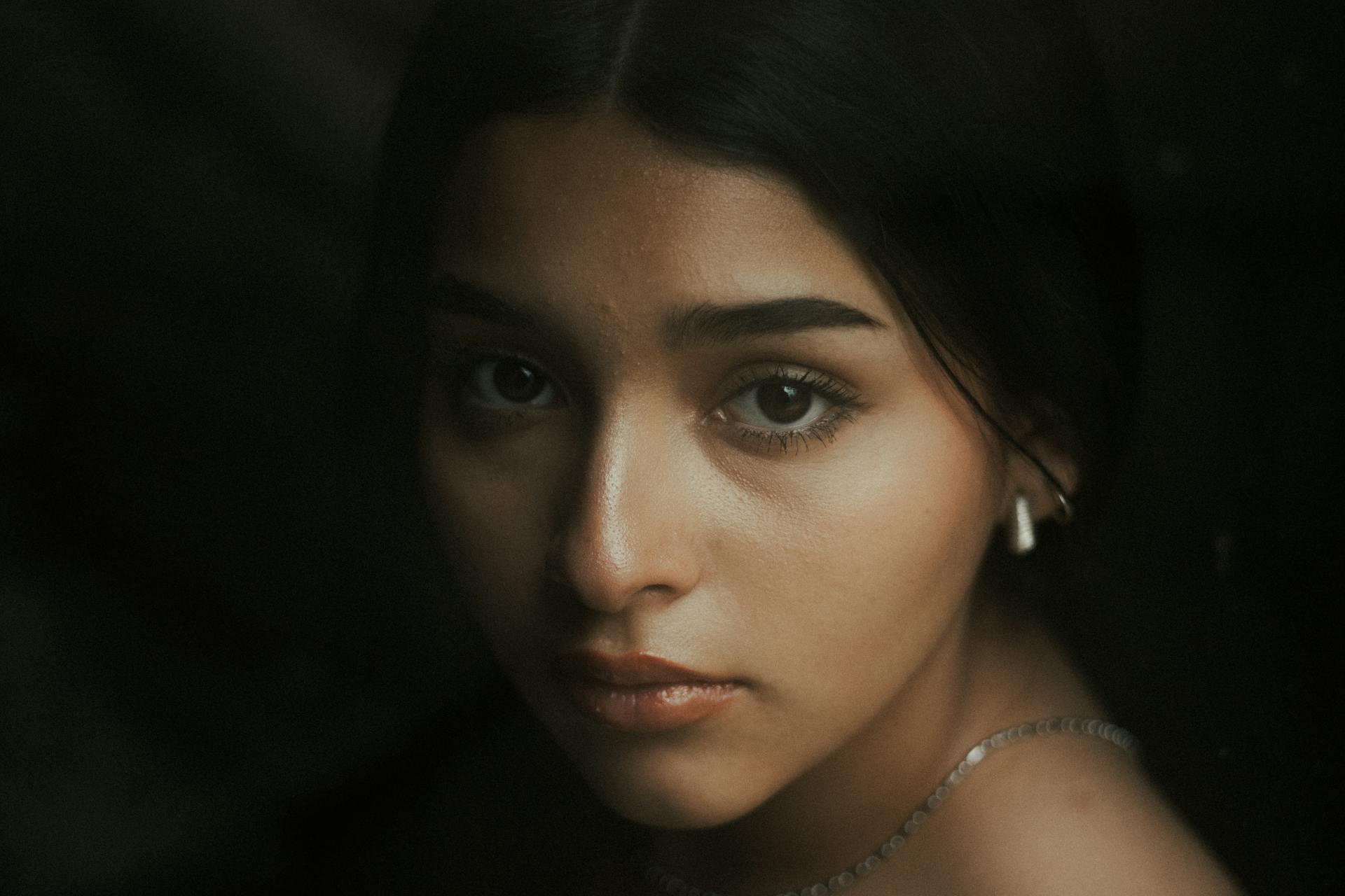 A woman looking straight ahead | Source: Pexels