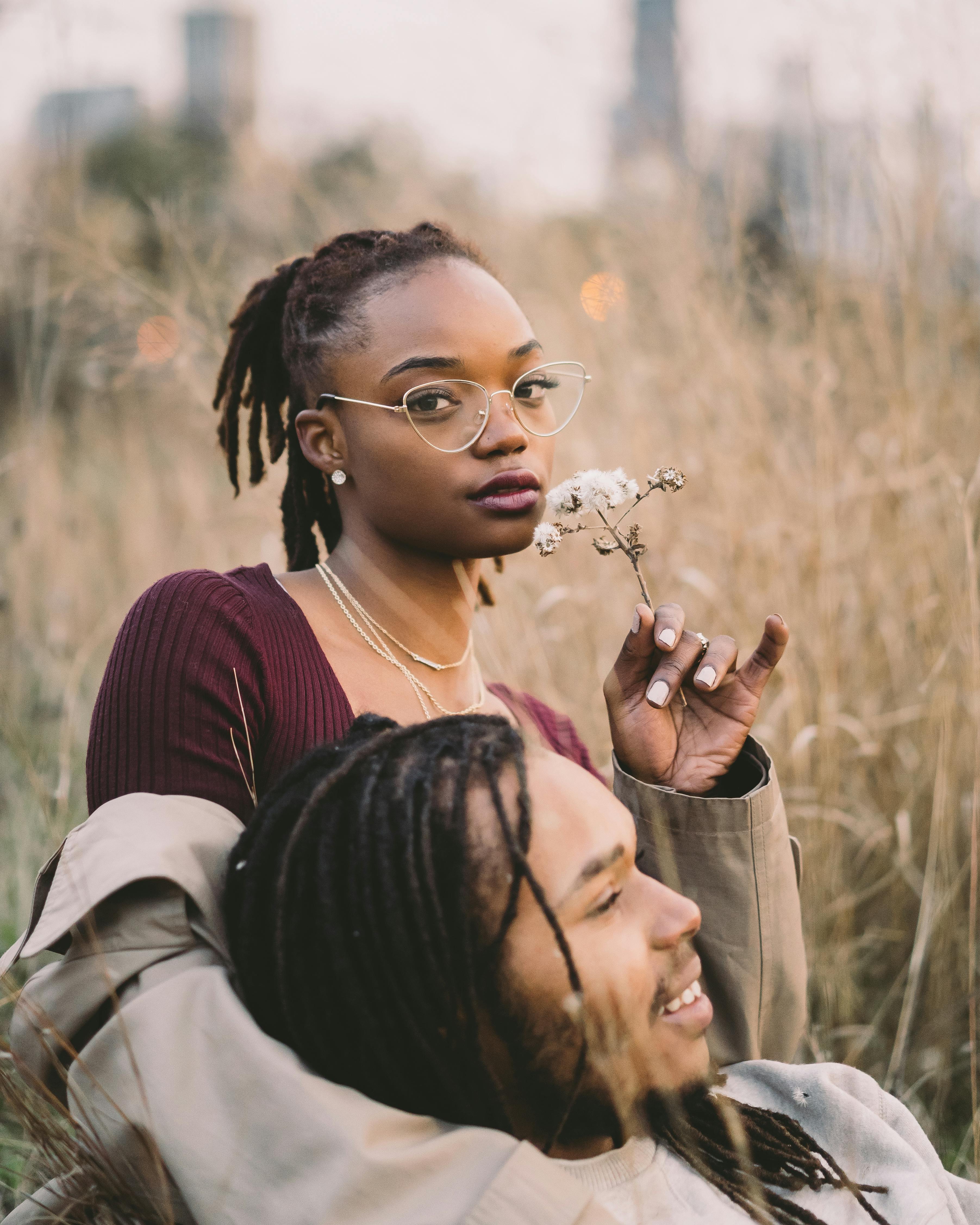 A couple in a field | Source: Pexels