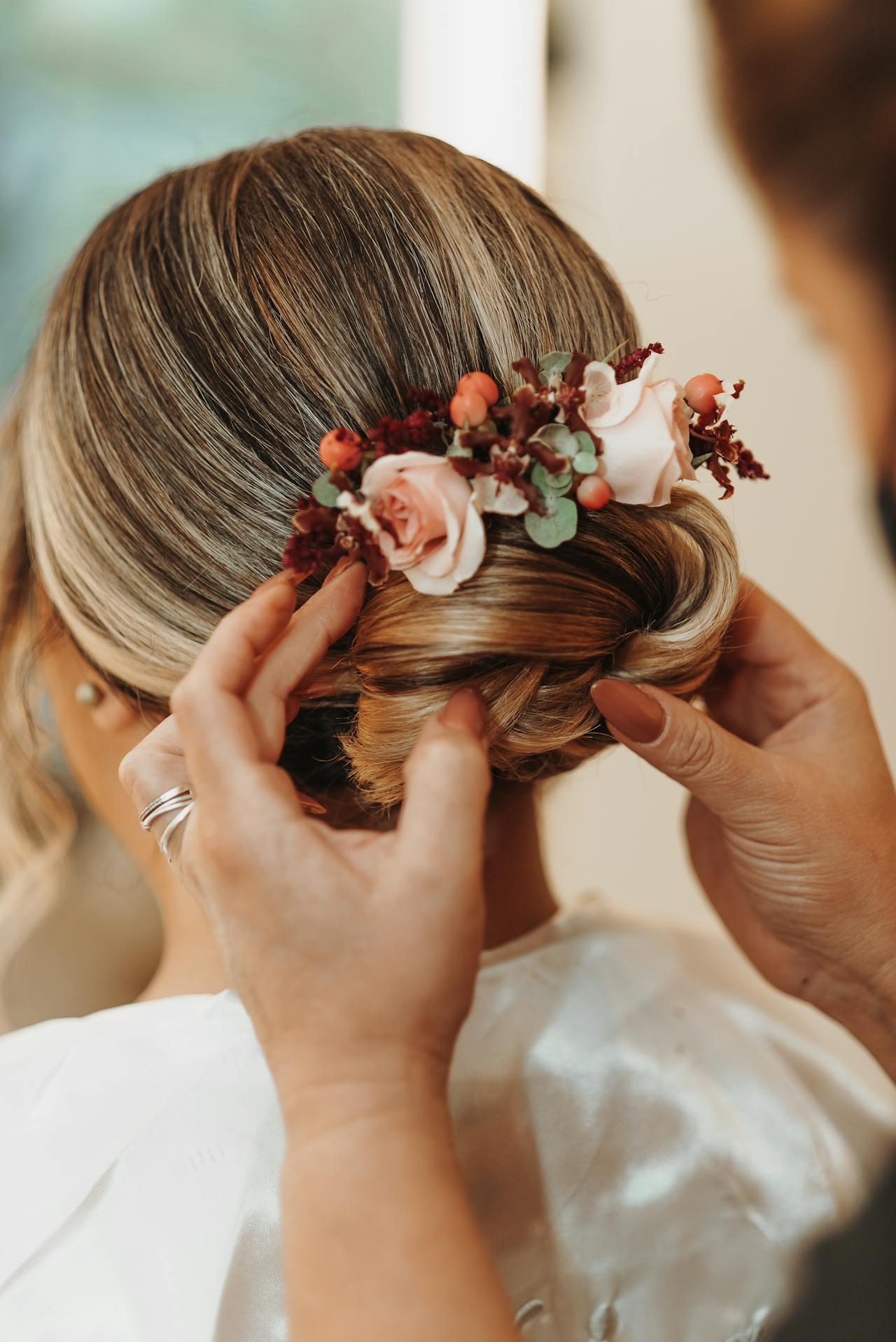 My Sister Made Me Eat in the Garage at Her Wedding Because 'There Wasn't Enough Space for Everyone Inside' 4 A woman fixing a bride's hair | Source: Pexels