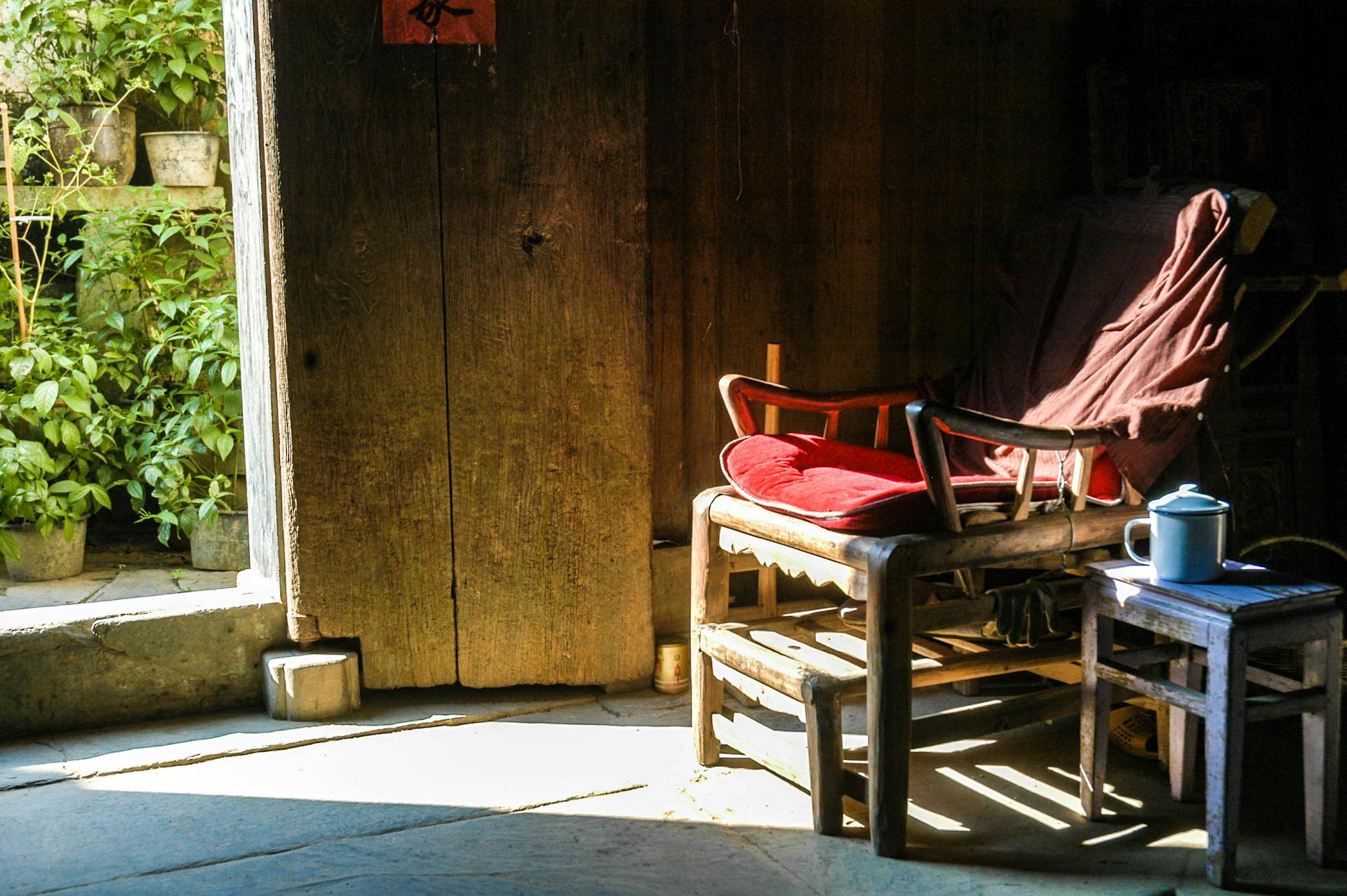 Old furniture in a house | Source: Pexels