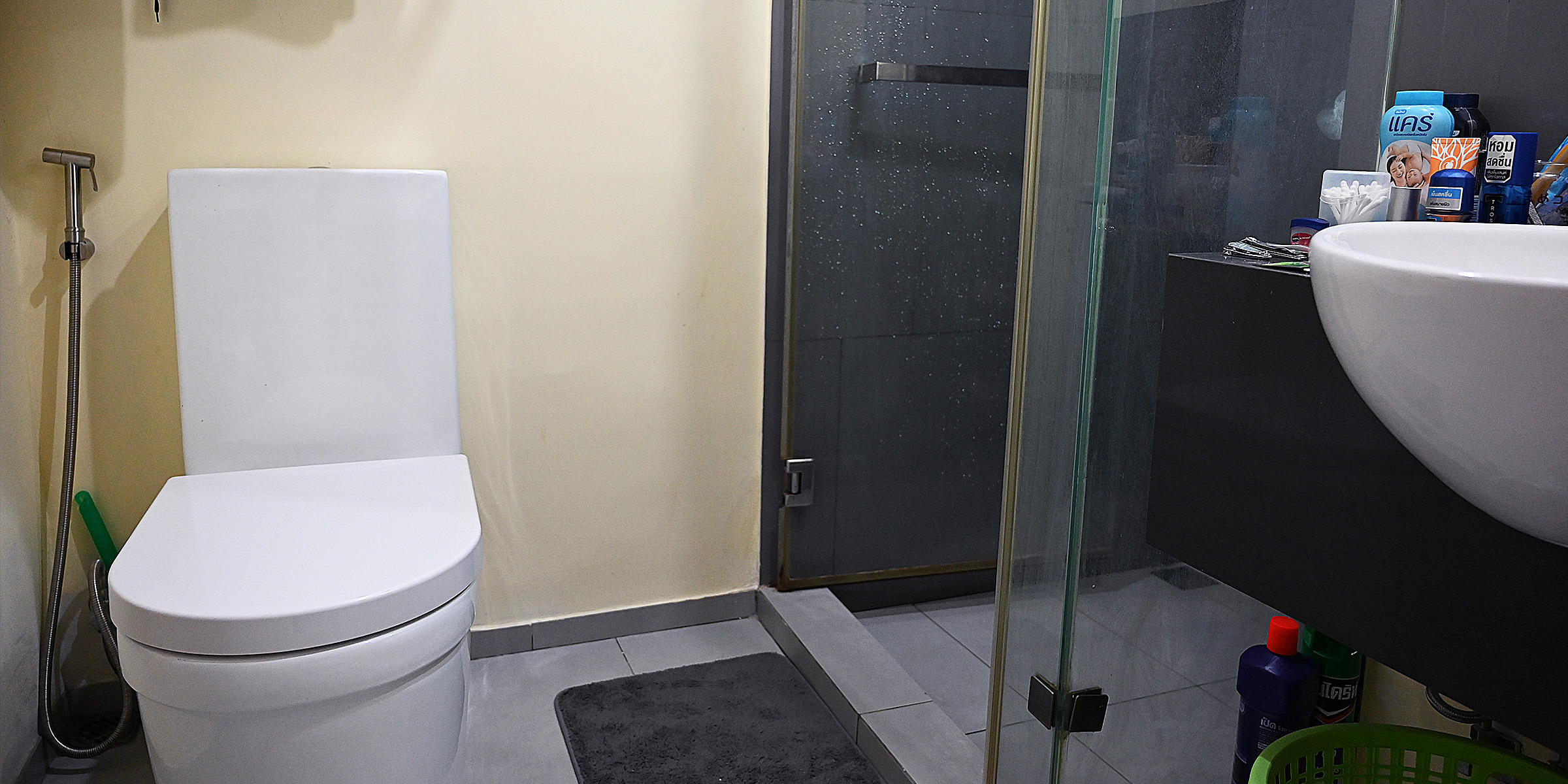 A toilet in a bathroom | Source: Flickr