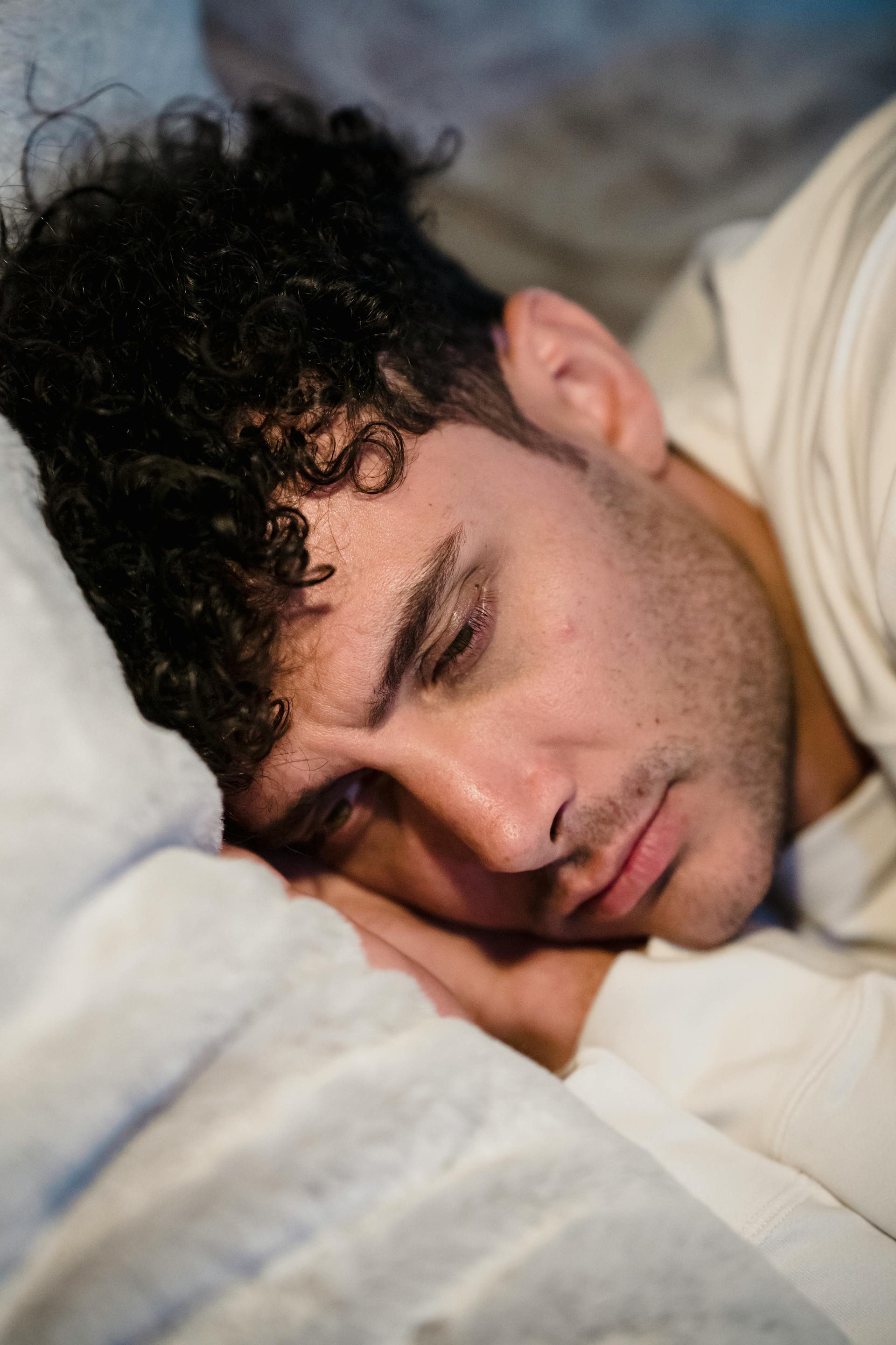 A man trying to sleep | Source: Pexels