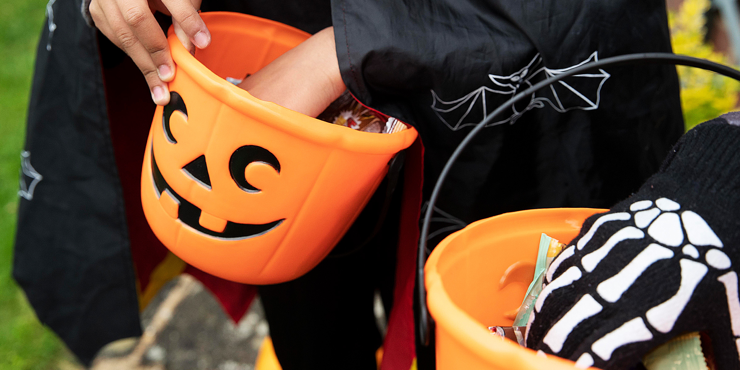 Kids holding their trick-or-treat buckets | Source: Freepik