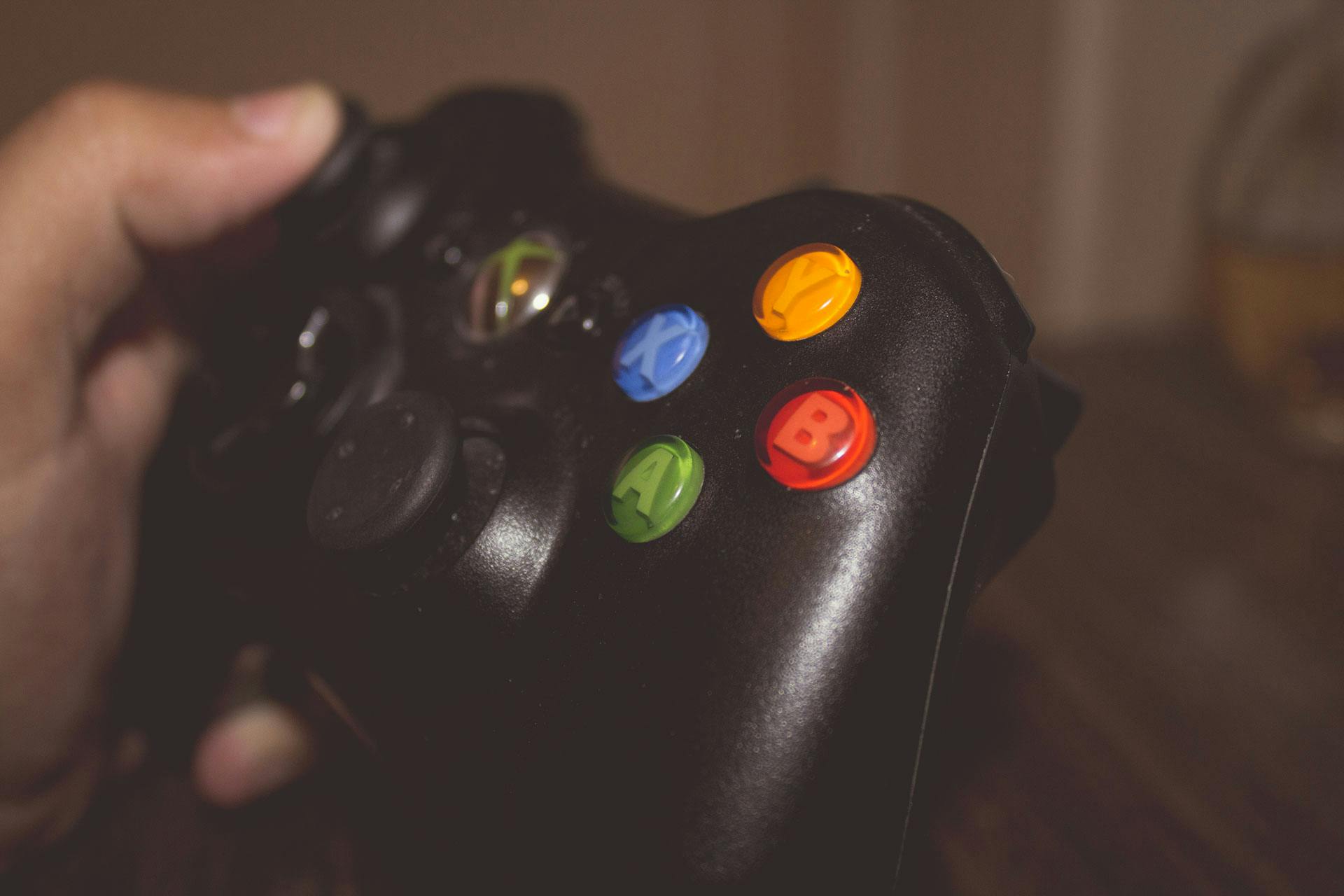 A person holding up a game console remote | Source: Pexels