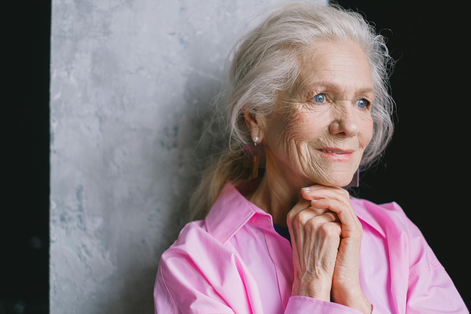 A cheerful older woman | Source: Pexels