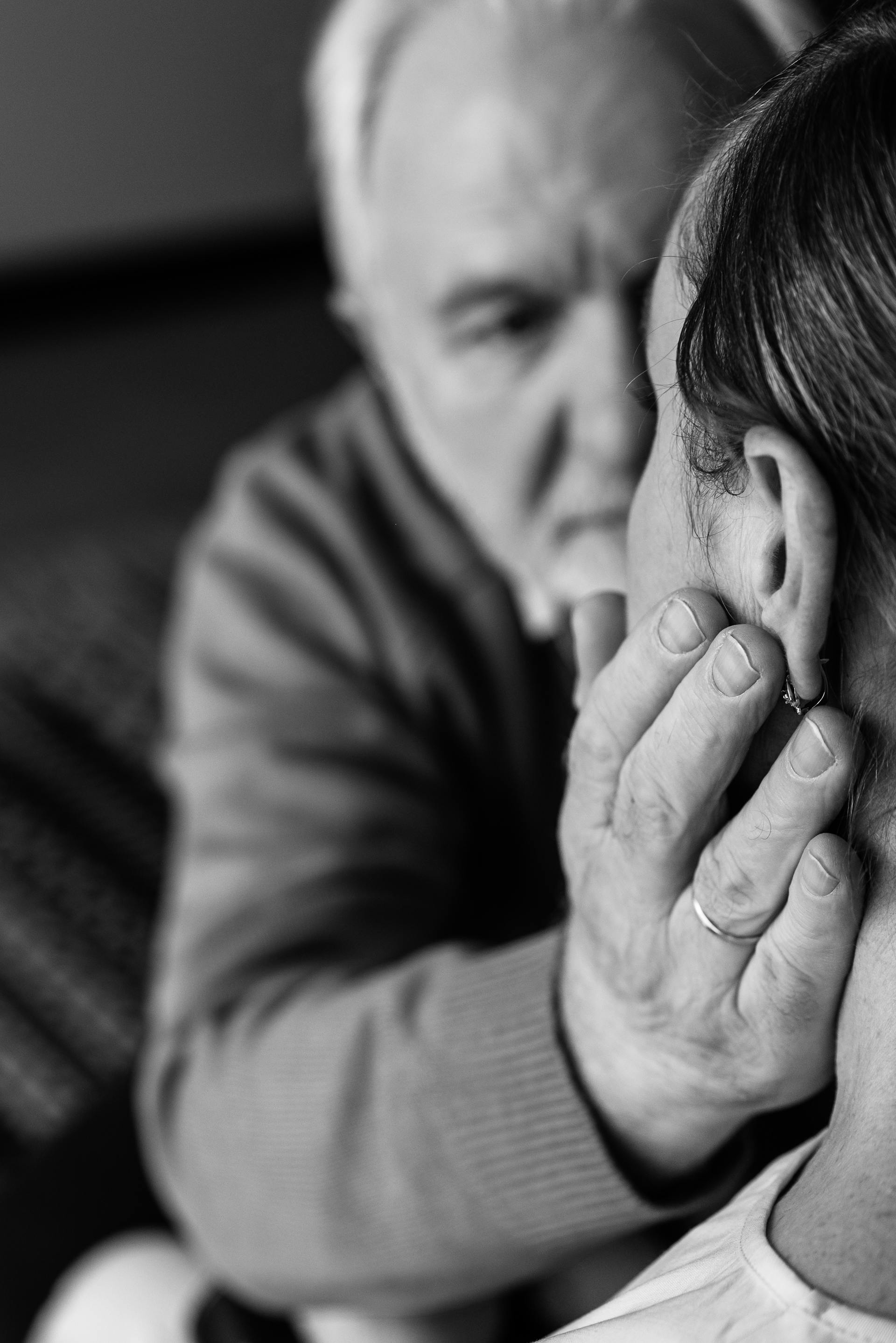 An emotional older man talking to his wife | Source: Pexels