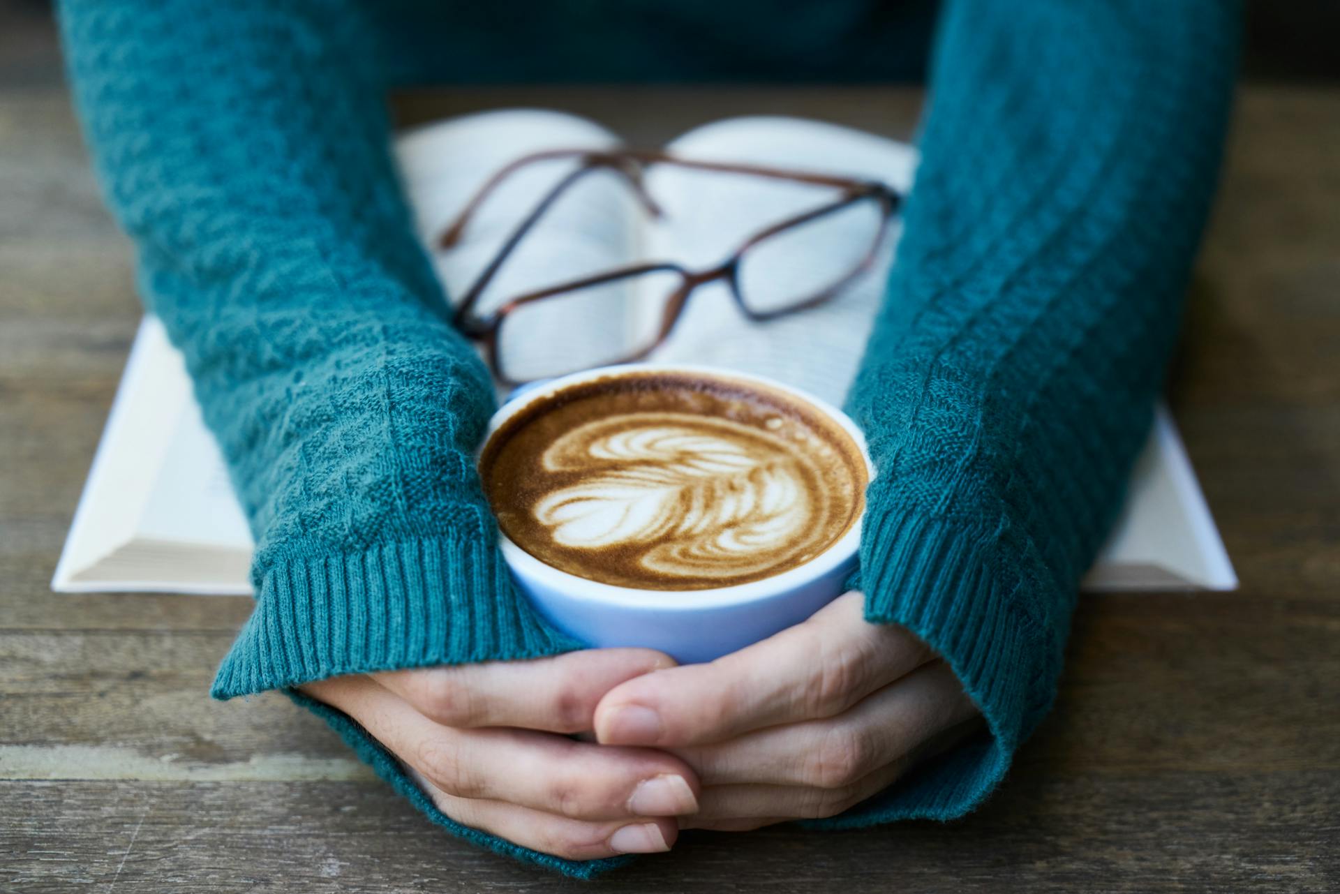 A woman holding a mug of coffee | Source: Pexels