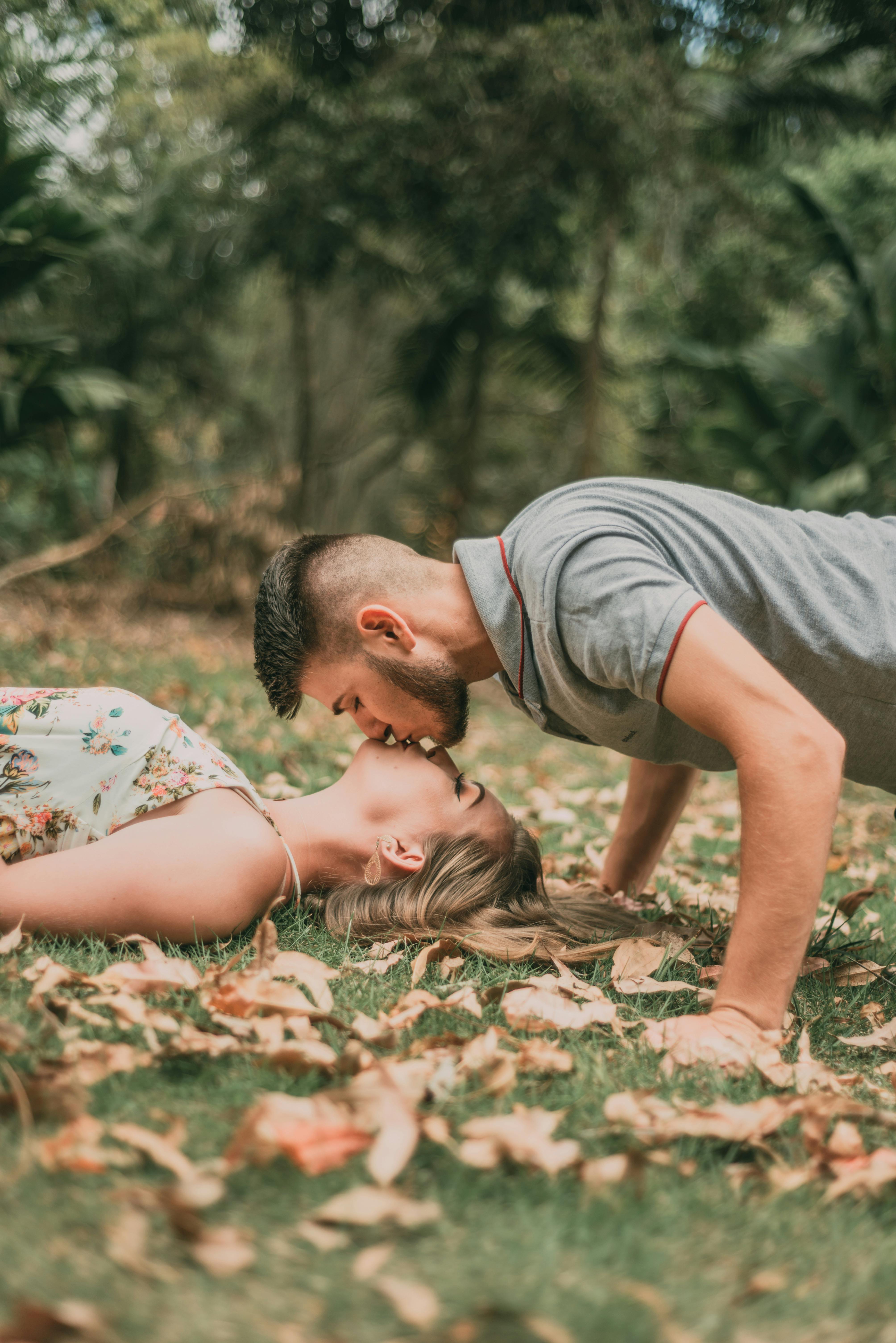 A couple sharing a kiss | Source: Pexels