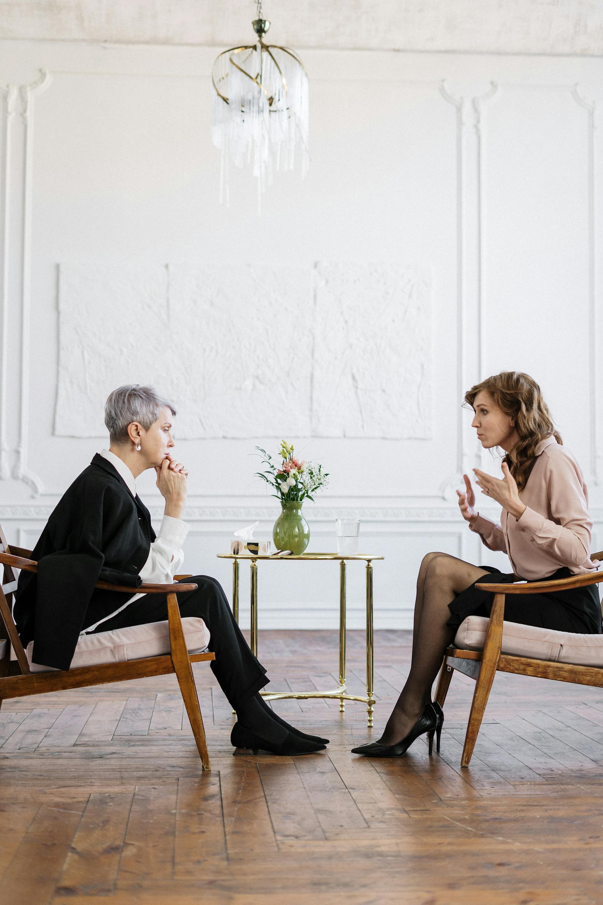 An older woman talking to a younger one | Source: Pexels