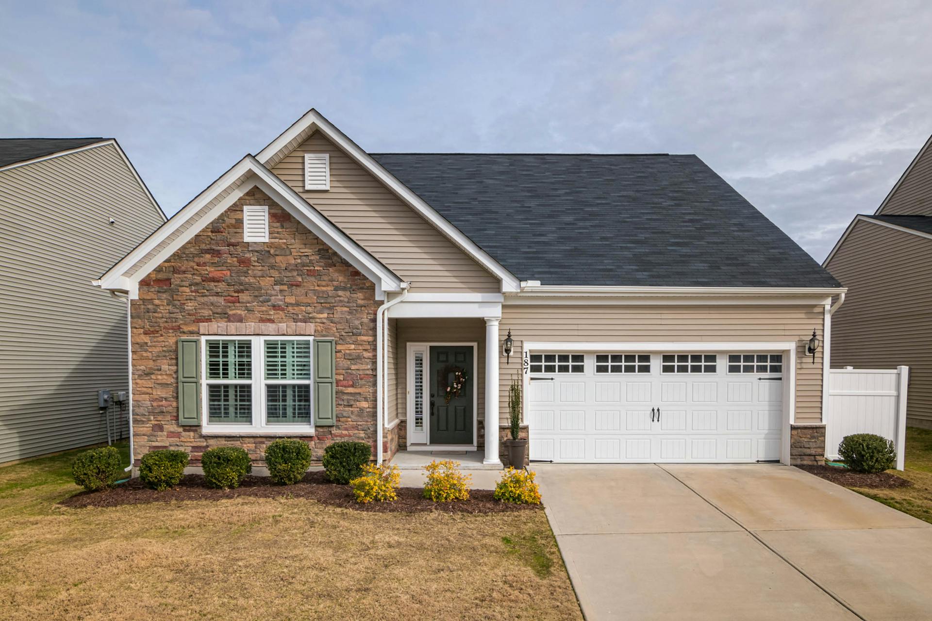 A house with a driveway | Source: Pexels
