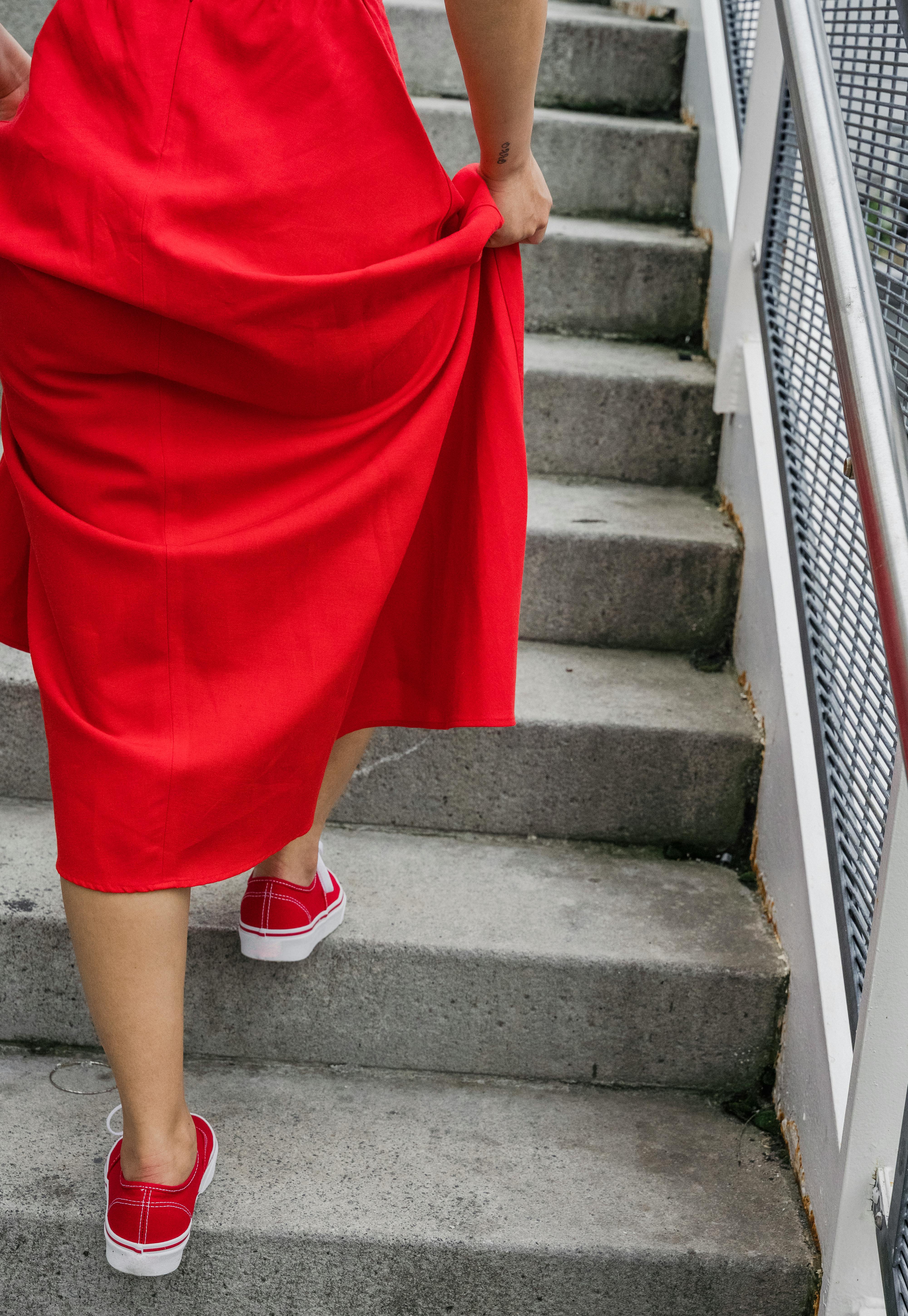 Uma pessoa subindo uma escada | Fonte: Pexels