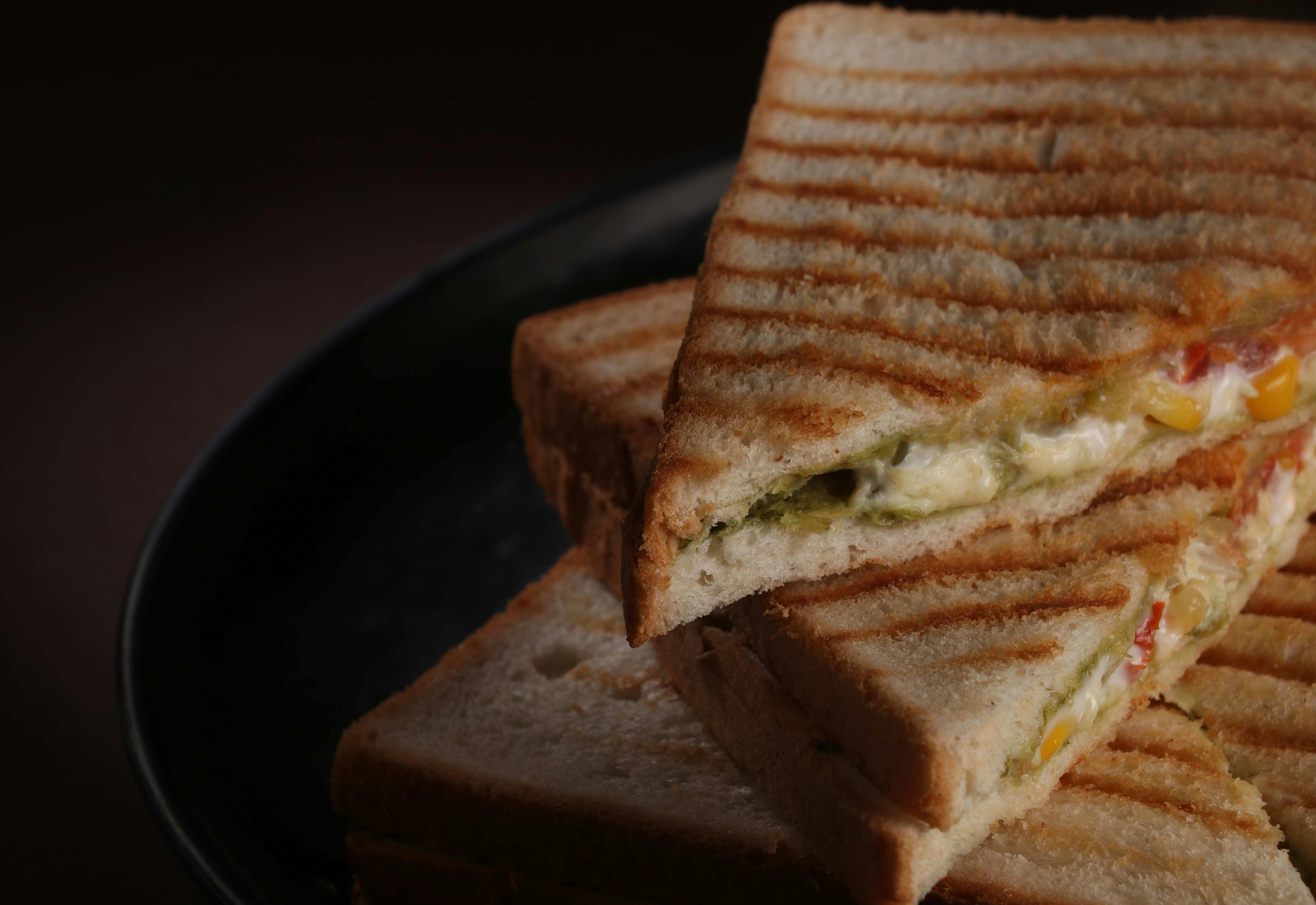 Toasted sandwiches on a plate | Source: Pexels