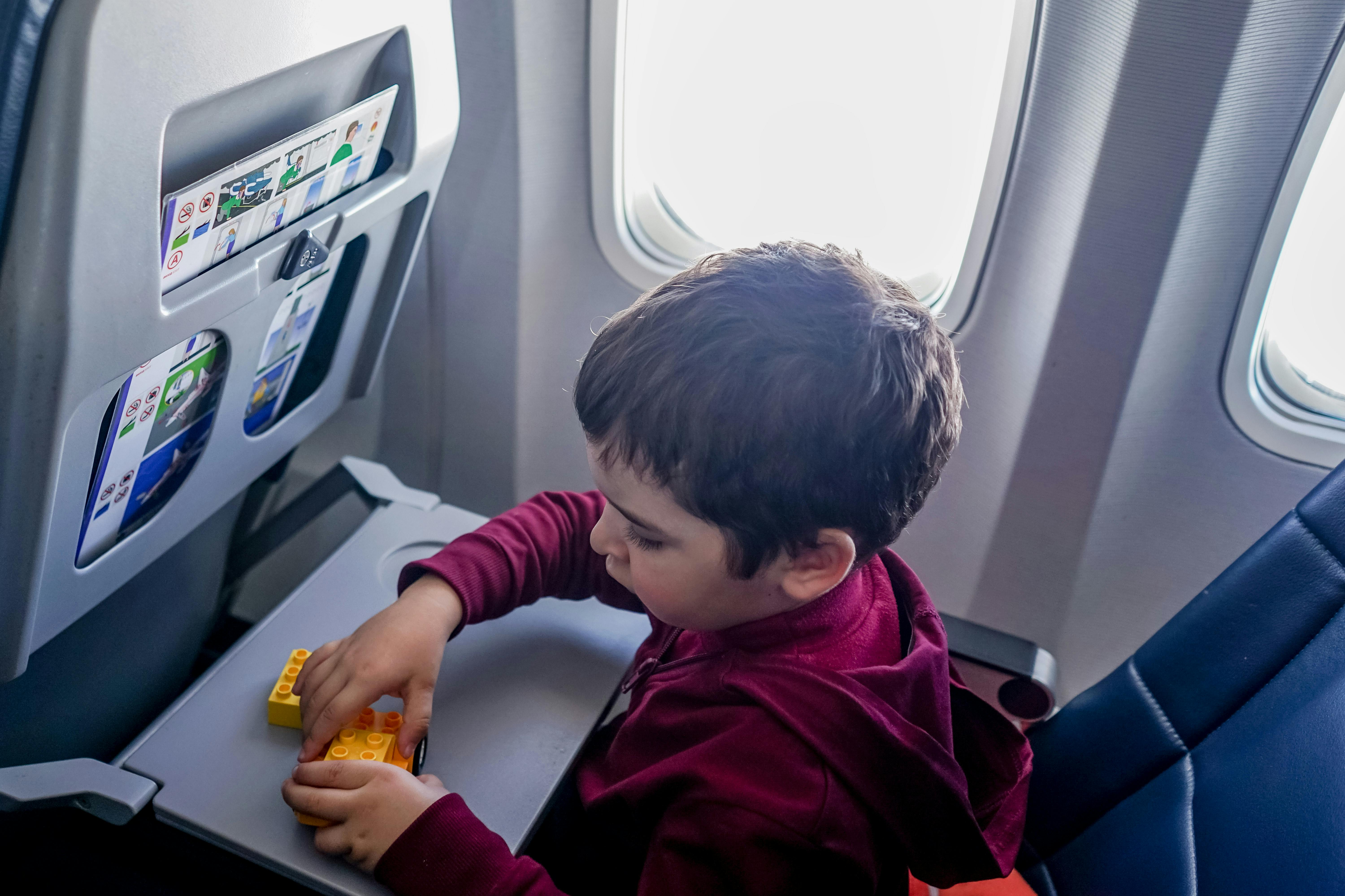 Un garçon assis dans un avion | Source : Pexels