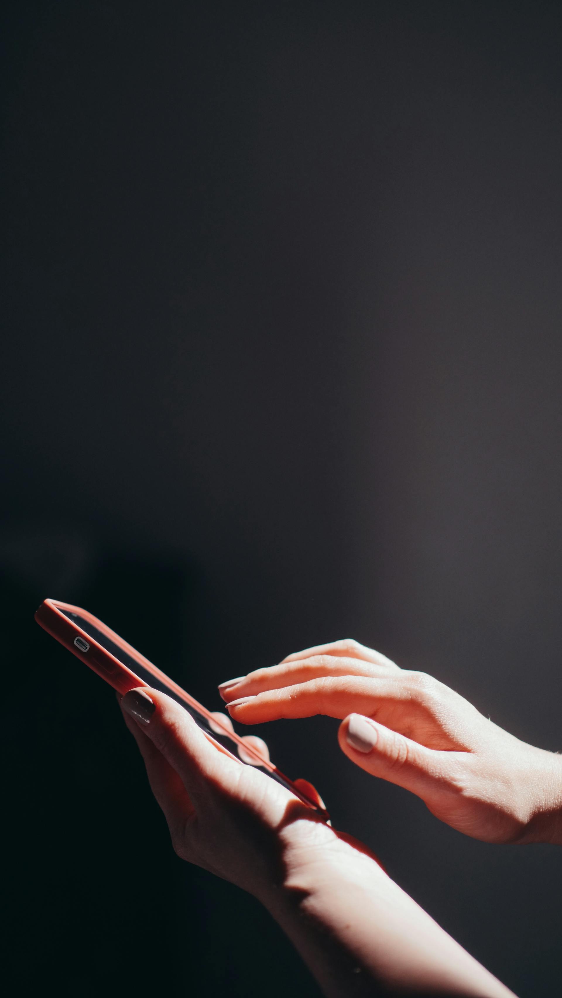 A woman holding a phone | Source: Pexels
