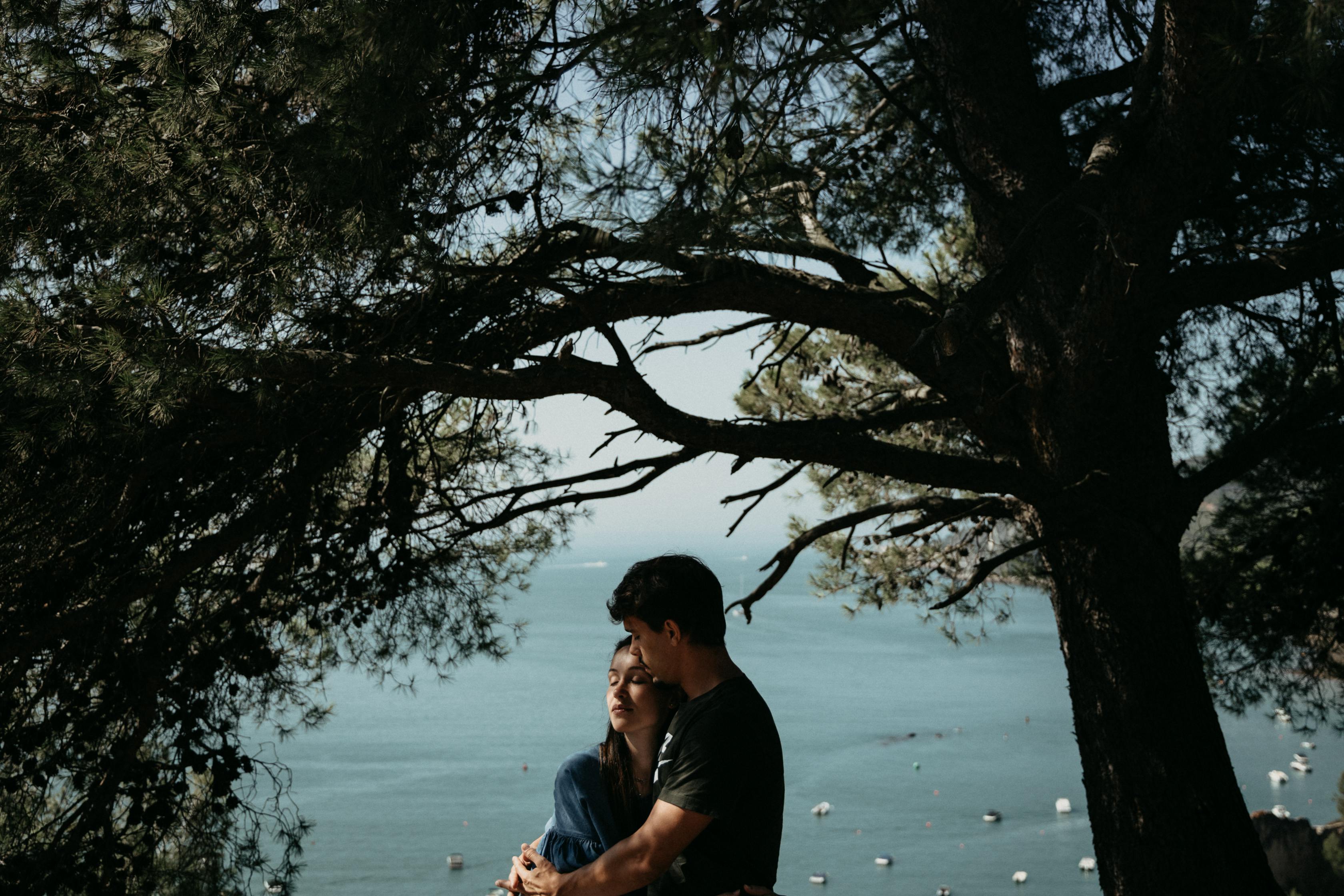 A couple in an intimate embrace | Source: Pexels