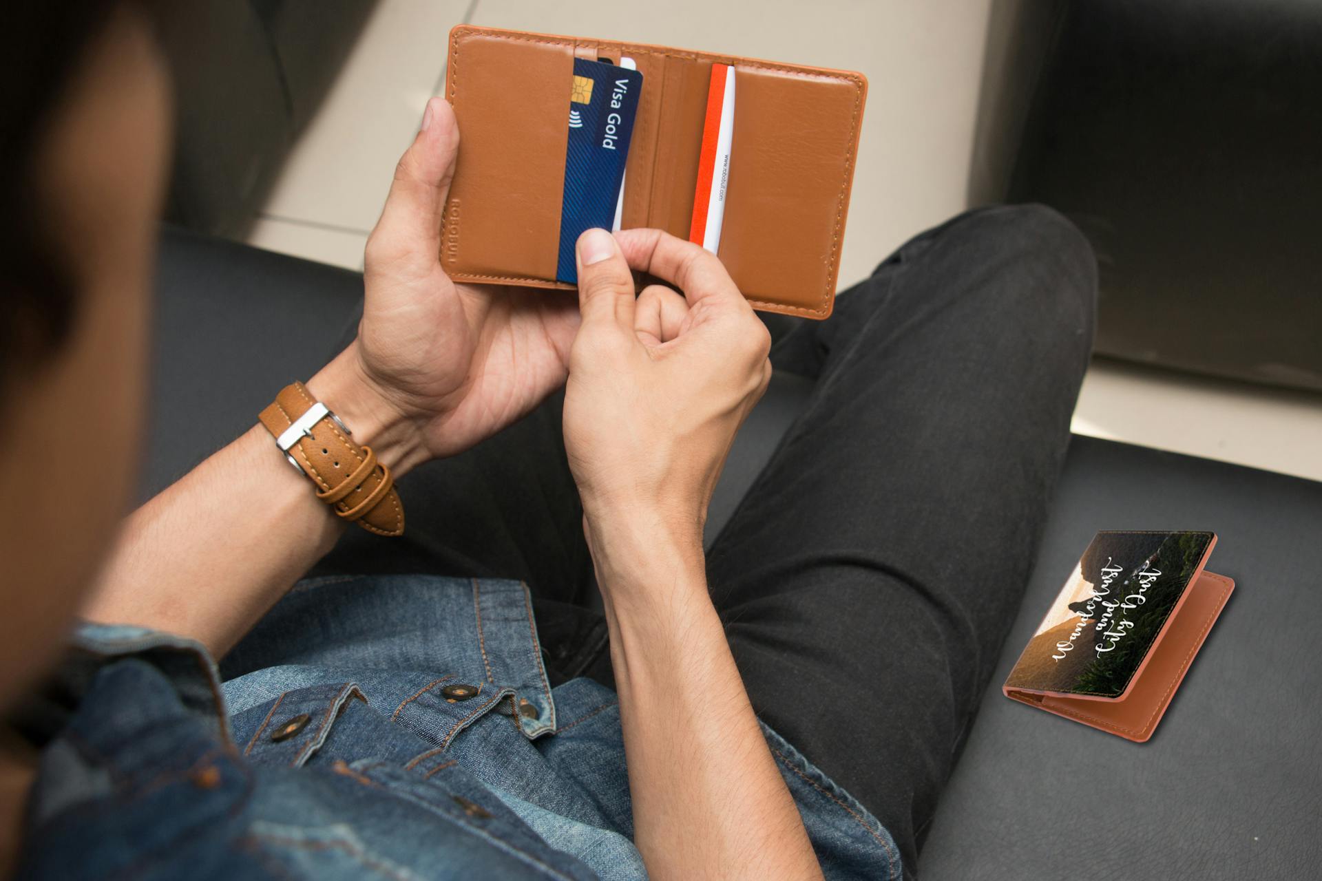 A man removing a card from his wallet | Source: Pexels