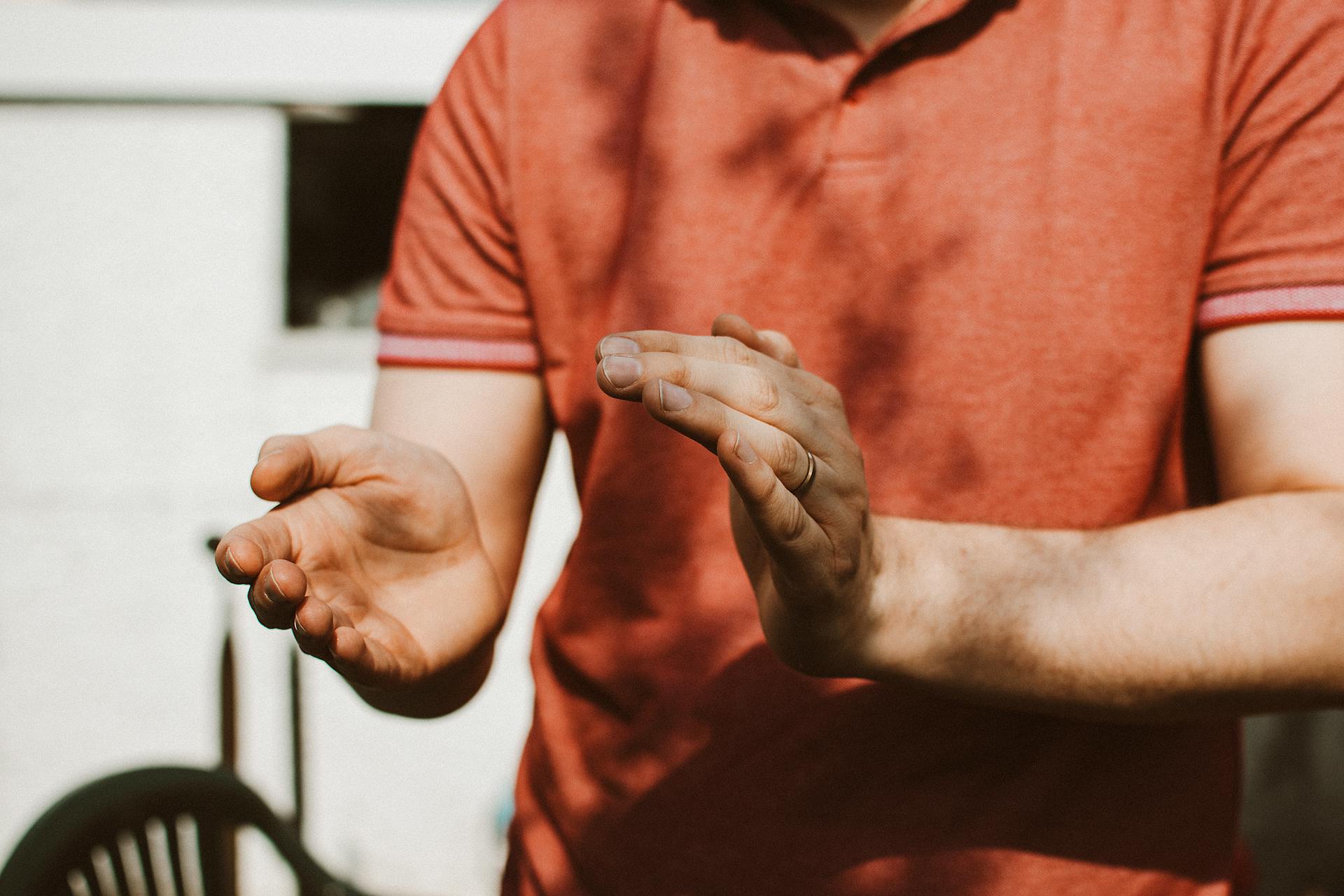 A man clapping | Source: Pexels