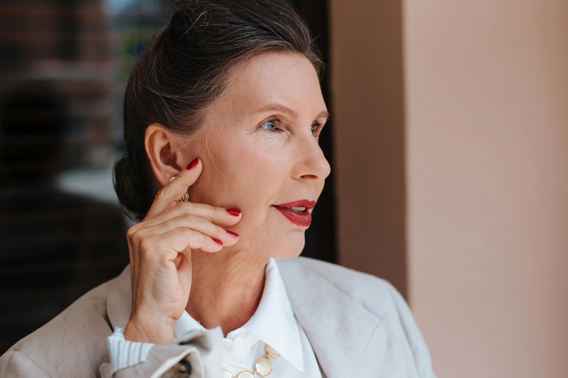 A woman speaking to someone | Source: Pexels