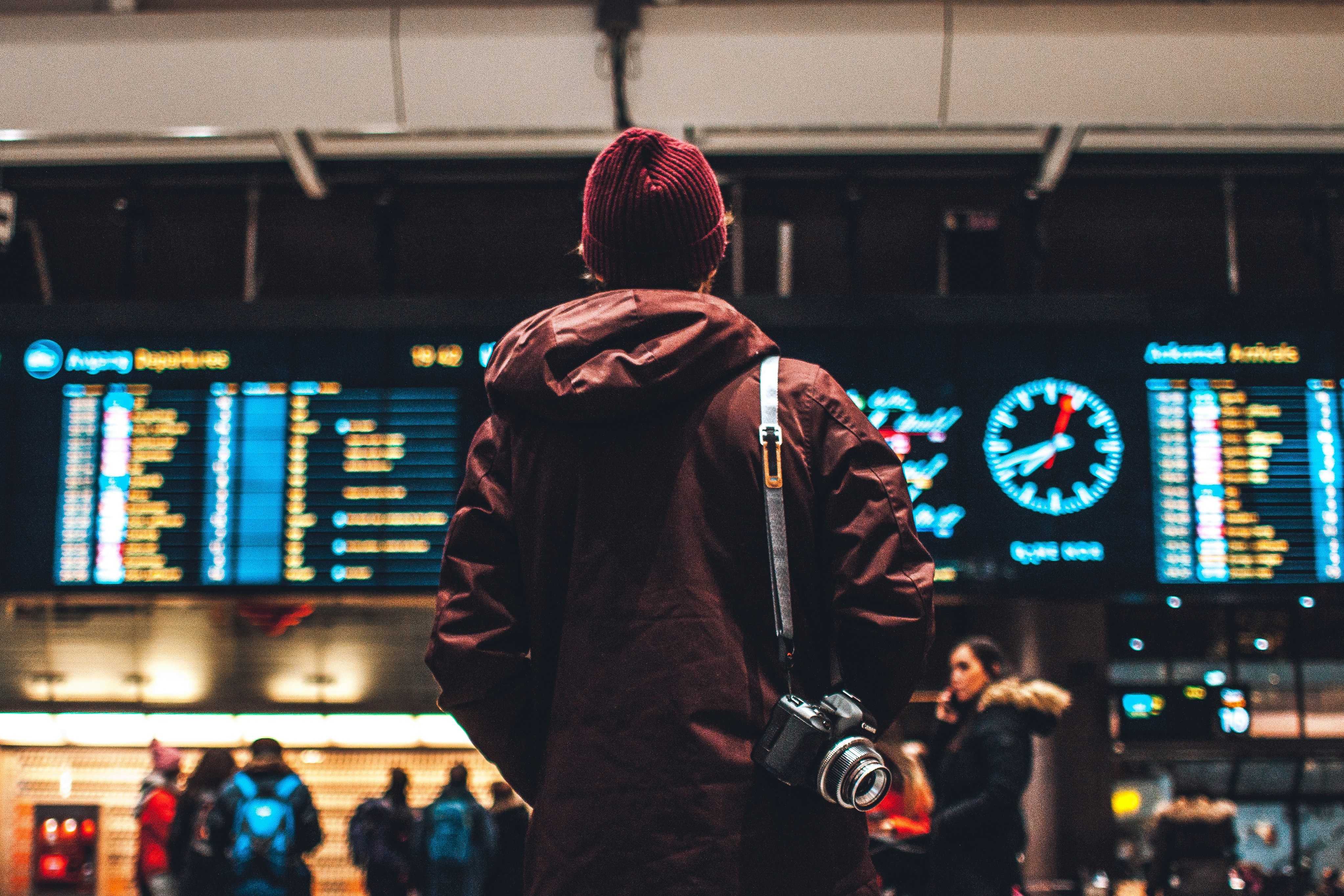 Une personne debout dans un aéroport | Source : Unsplash