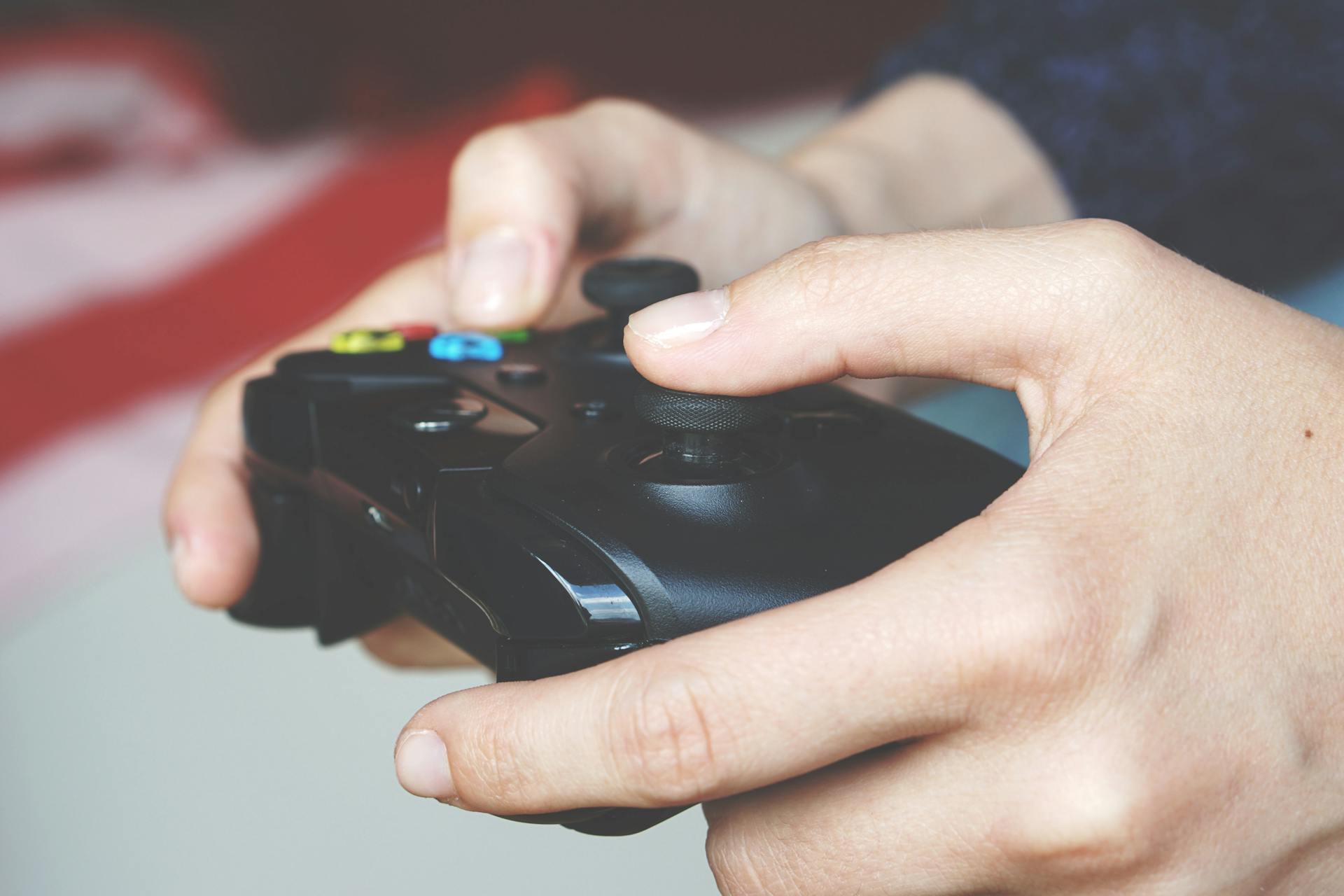 A man holding an Xbox remote | Source: Pexels