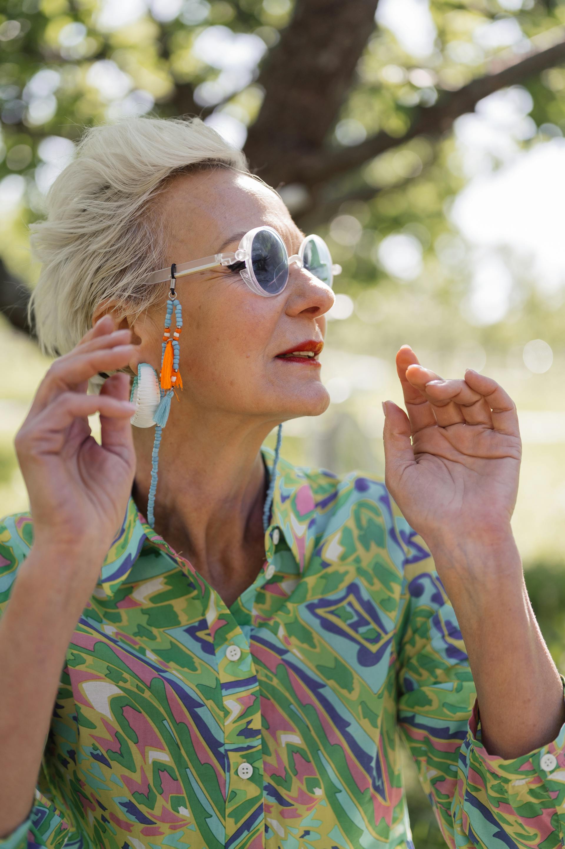 A senior woman wearing sunglasses is looking at someone | Source: Pexels