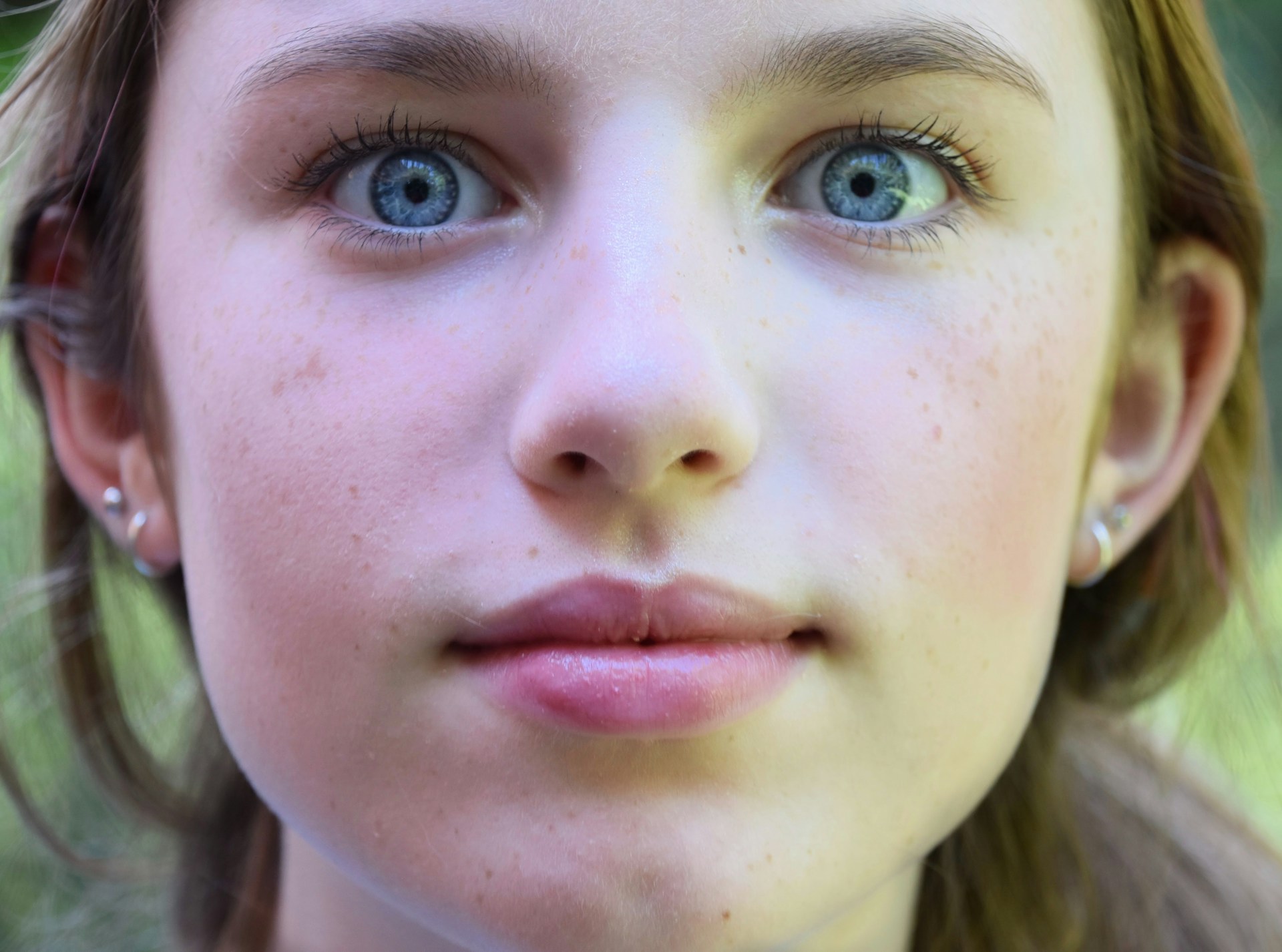 Uma adolescente olhando fixamente | Fonte: Unsplash