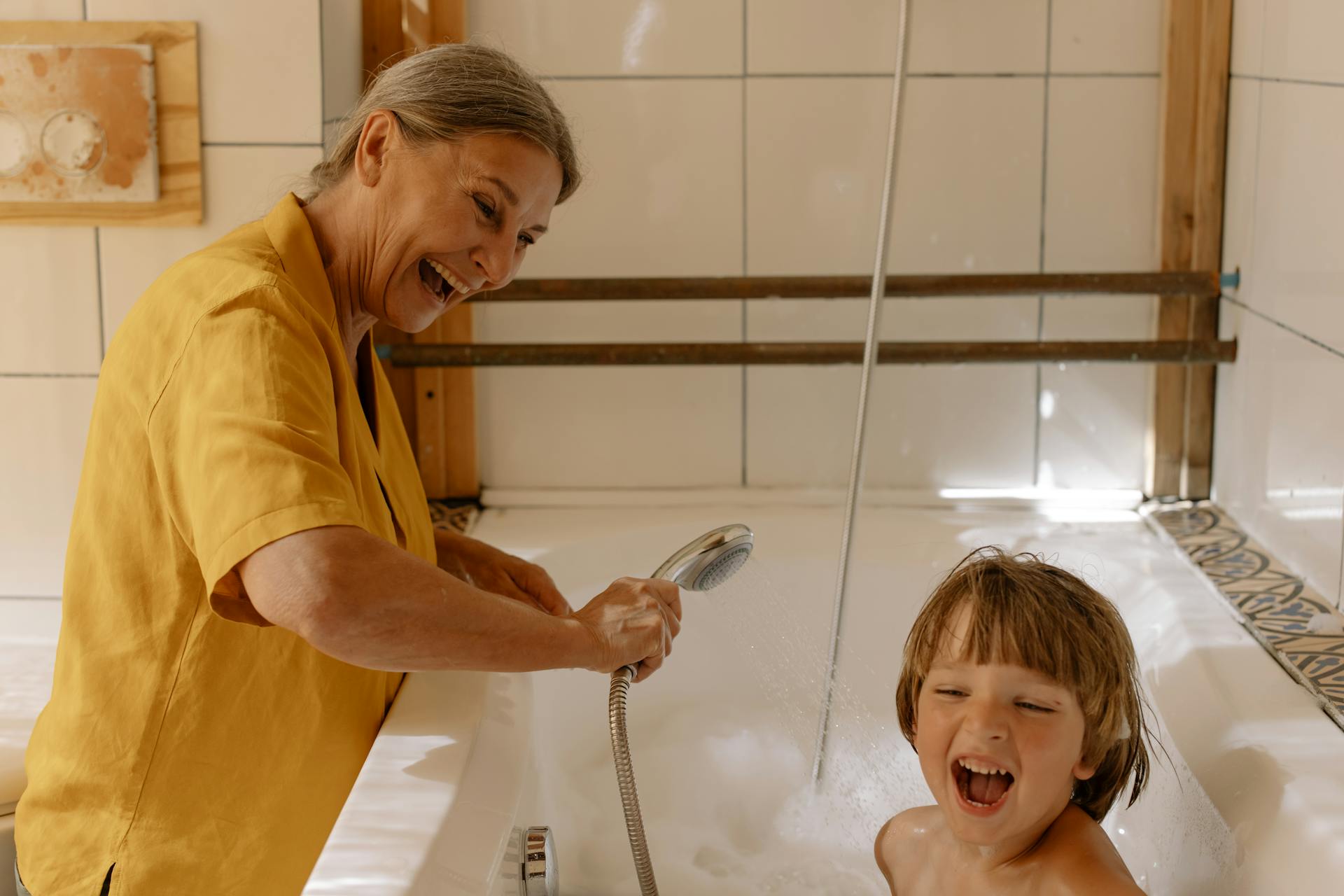 Grandma giving her grandson a bath | Source: Pexels