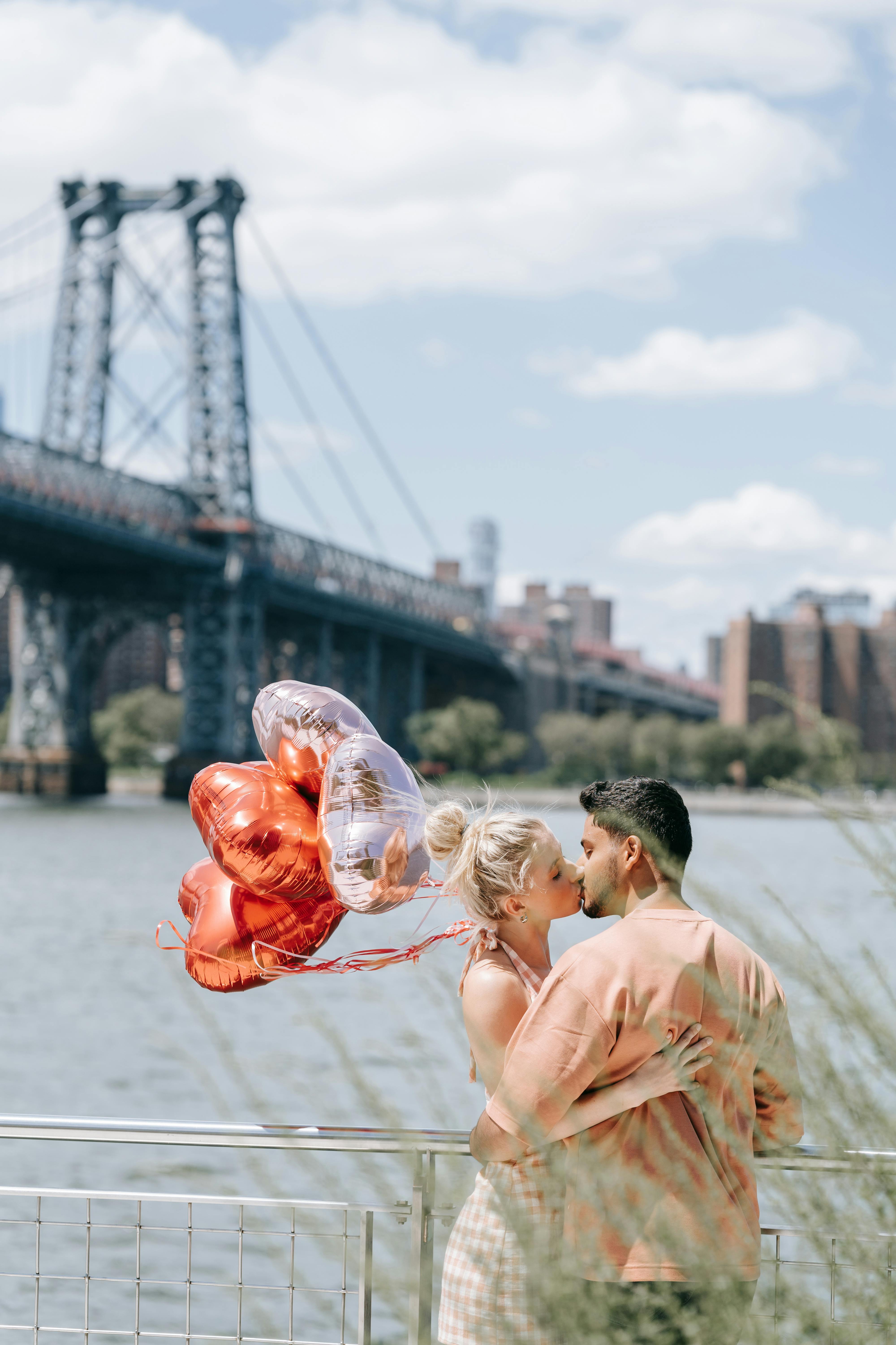 A couple sharing a kiss | Source: Pexels