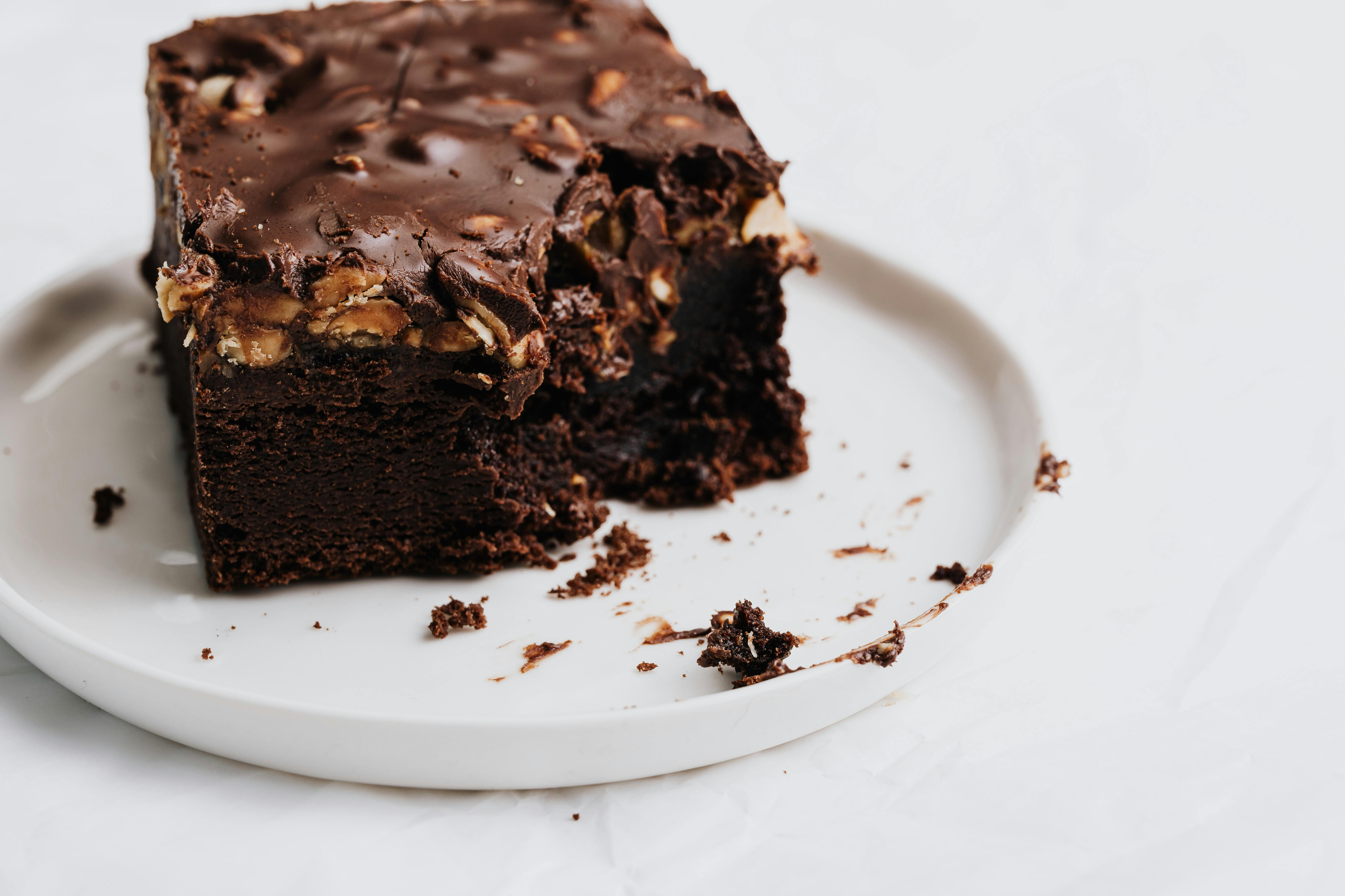 A brownie on a plate | Source: Pexels