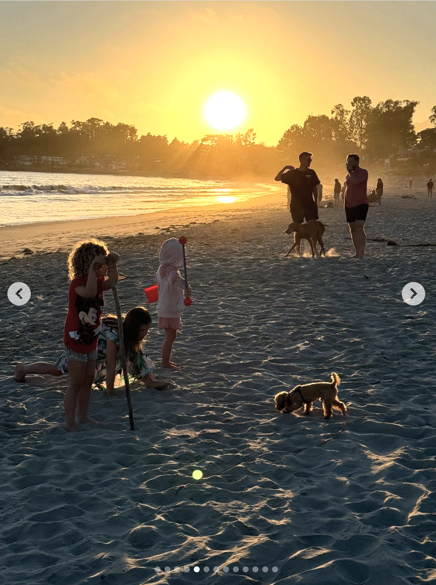 Daisy Dove Bloom plays with other children by the beach, posted on August 4, 2025. | Source: Instagram/orlandobloom