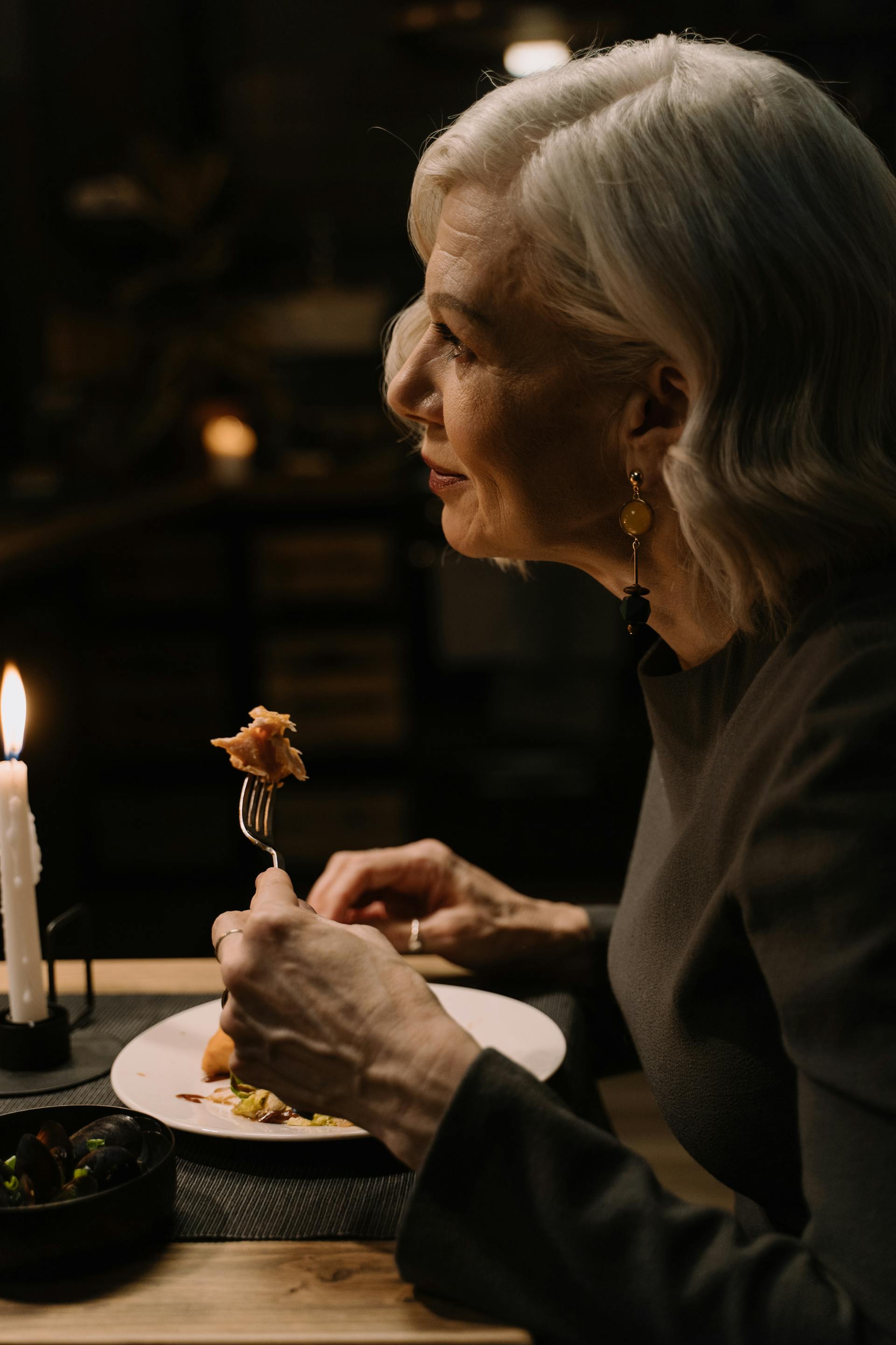A woman eating dinner | Source: Pexels