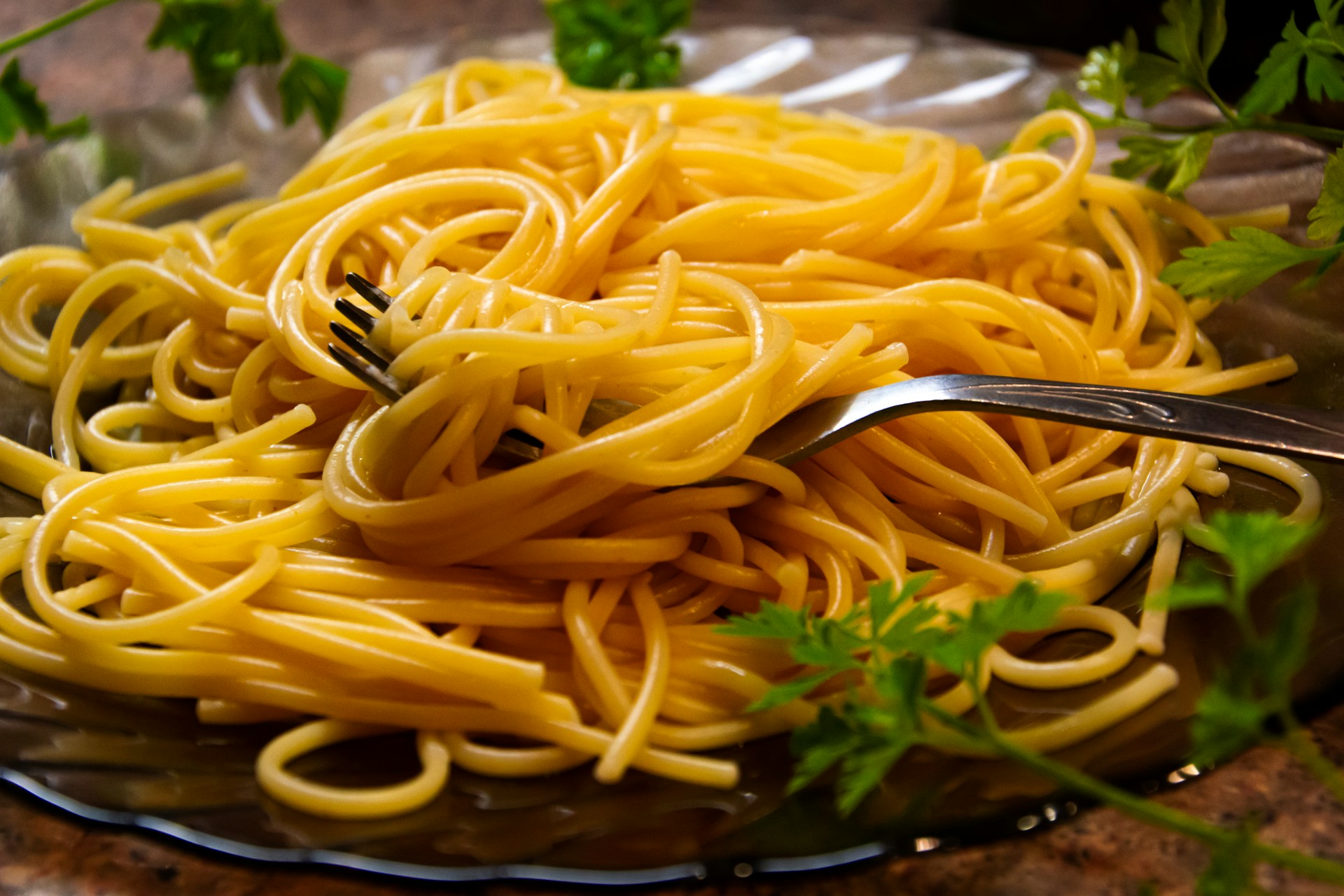 Plain spaghetti on a plate | Source: Unsplash