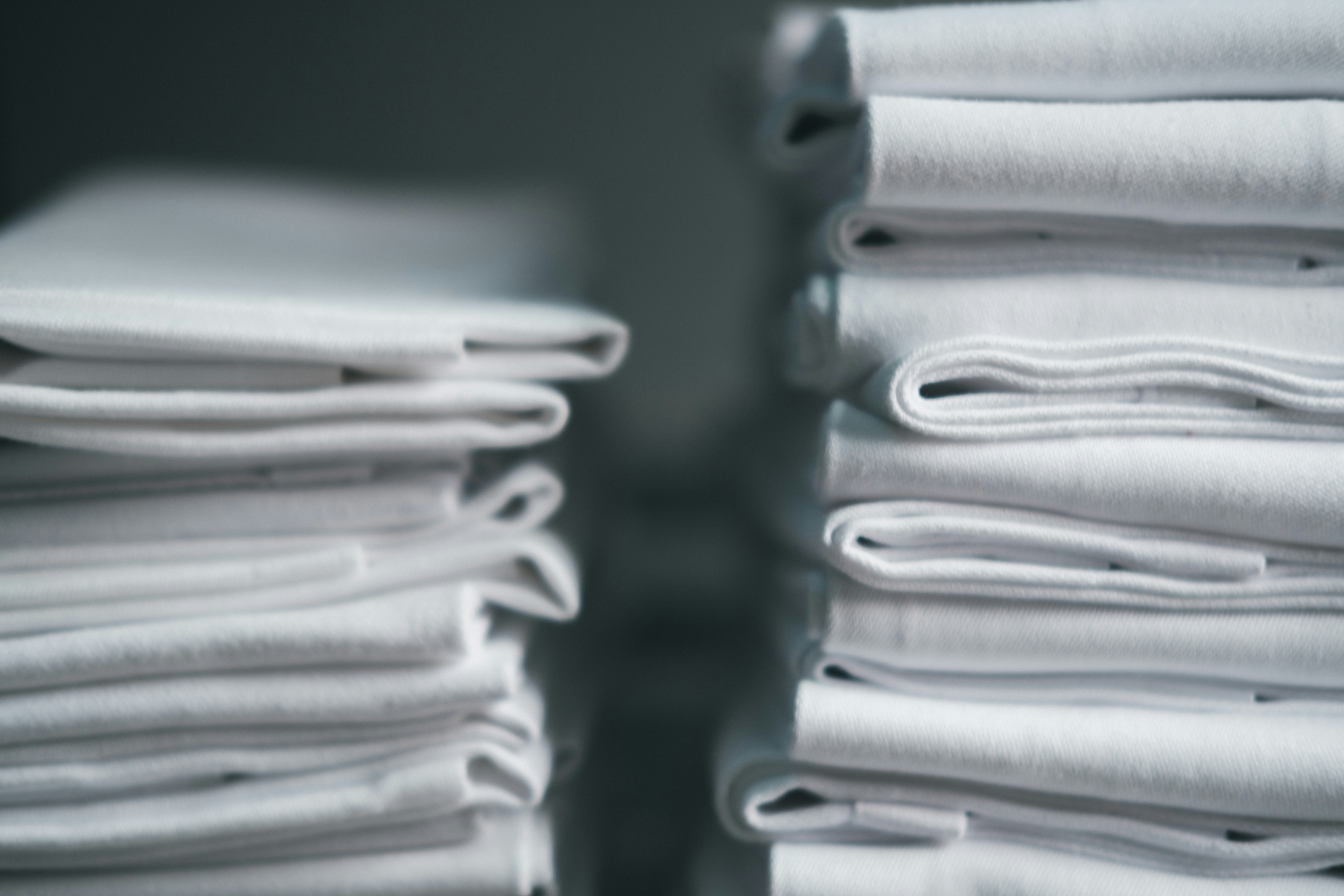 A stack of white napkins | Source: Unsplash