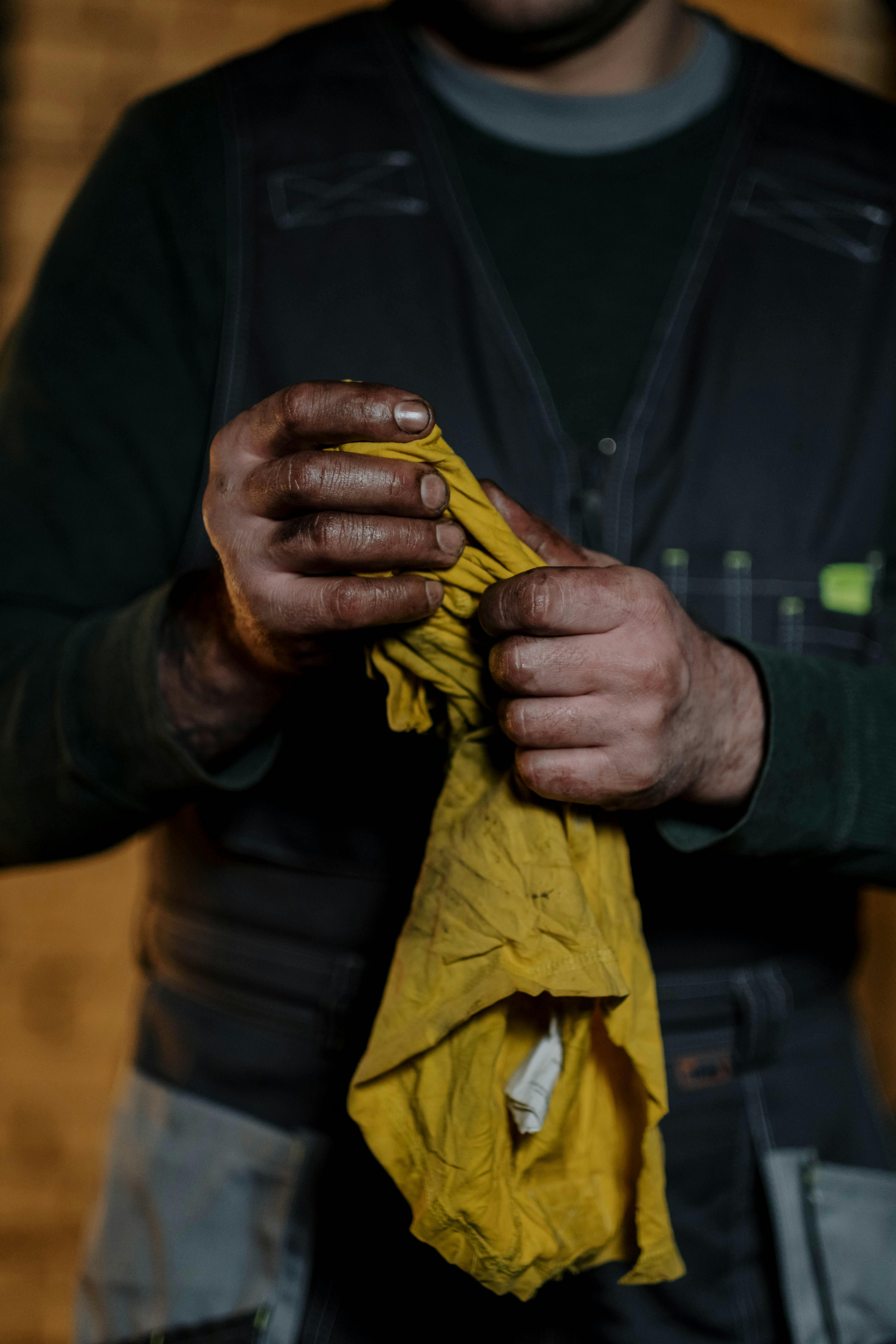 A man's geasy hands | Source: Pexels