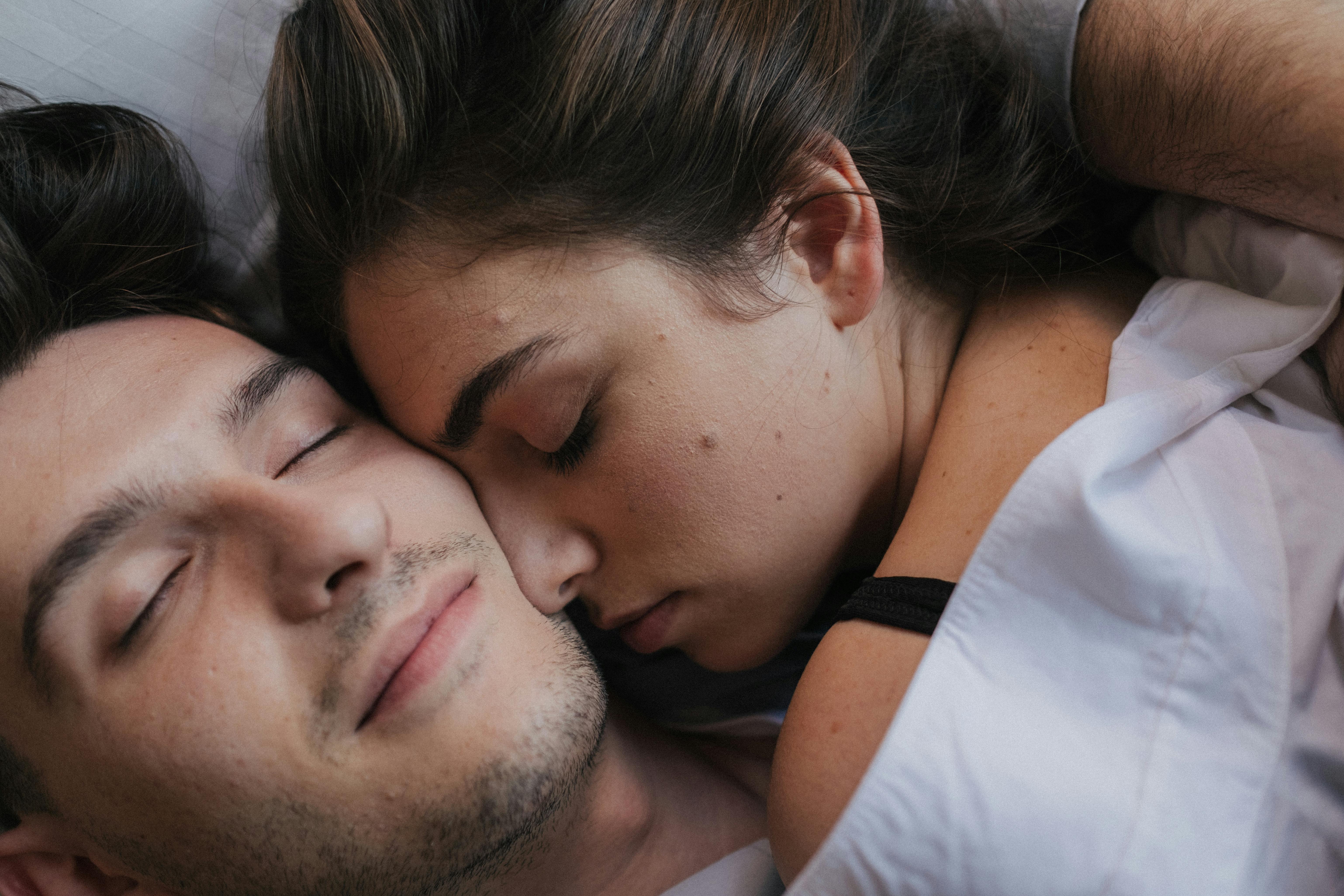 A couple in bed | Source: Pexels