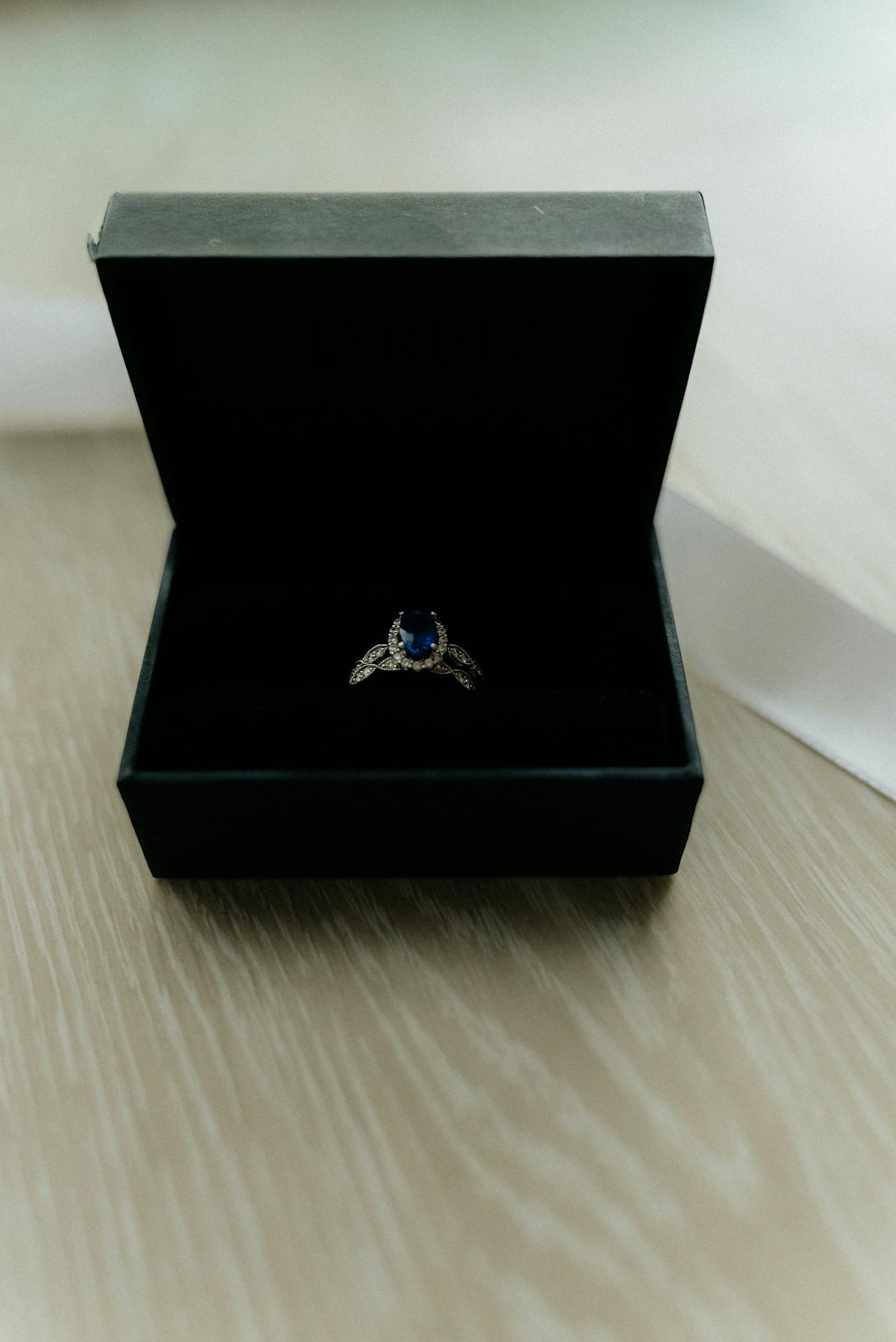 A ring in a case | Source: Pexels