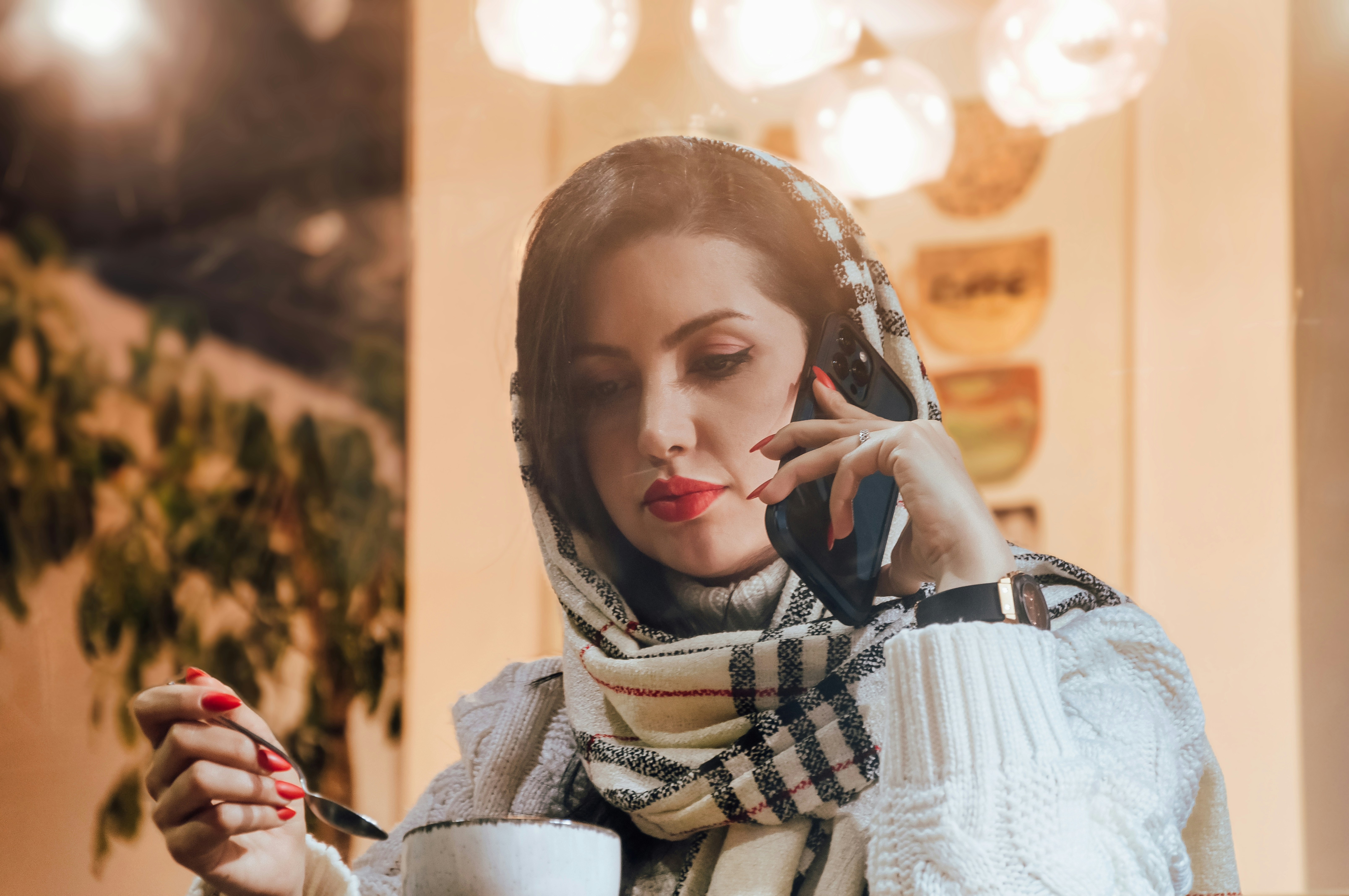 A woman using her phone | Source: Unsplash