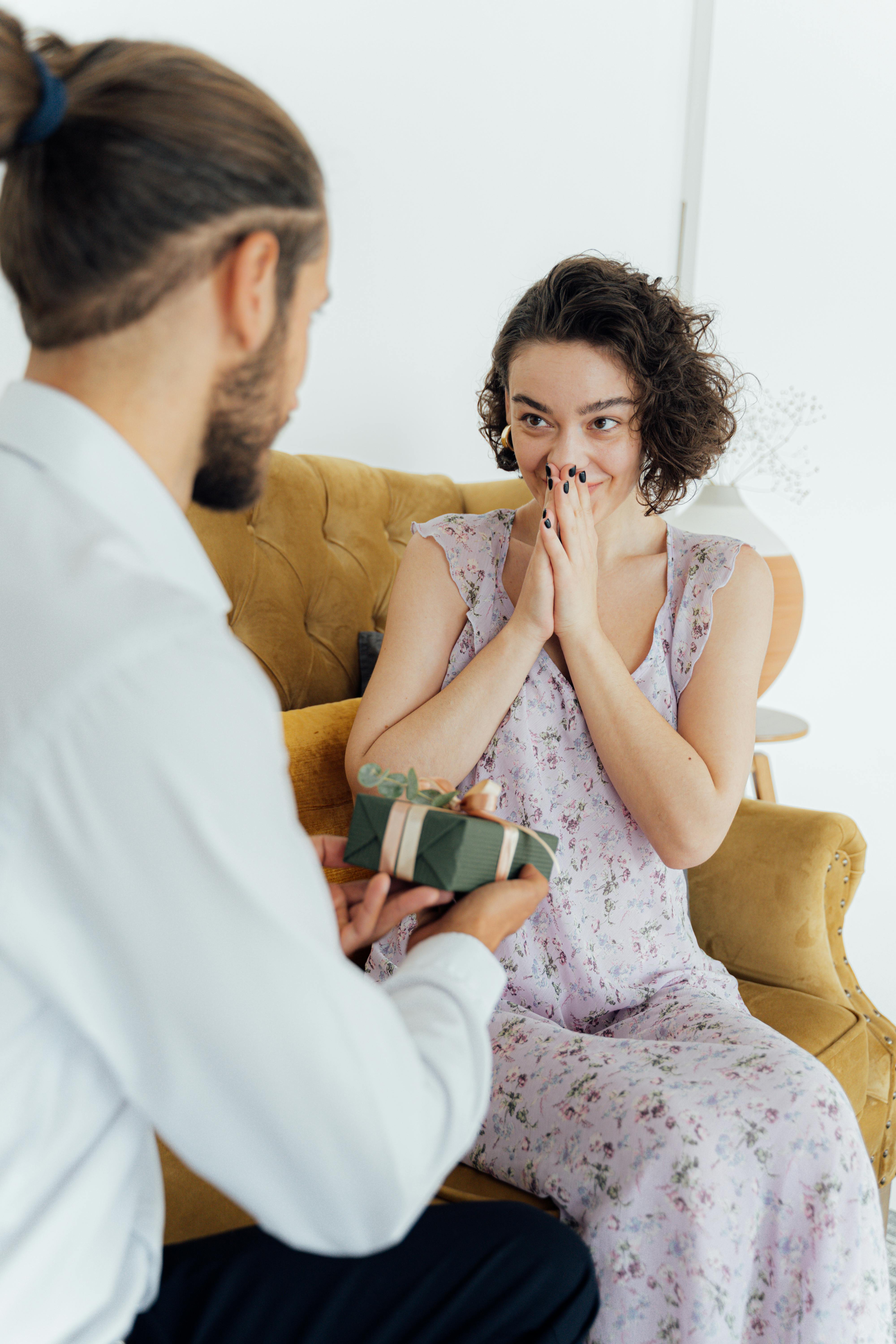 A man giving a woman a gift | Source: Pexels