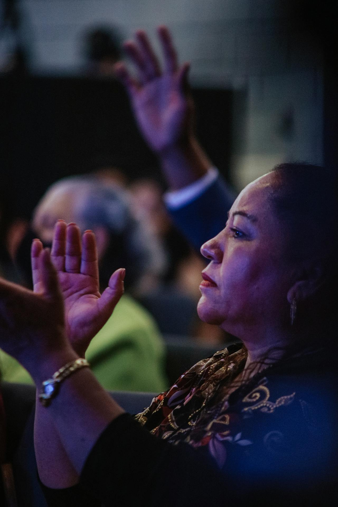 A woman clapping her hands | Source: Pexels